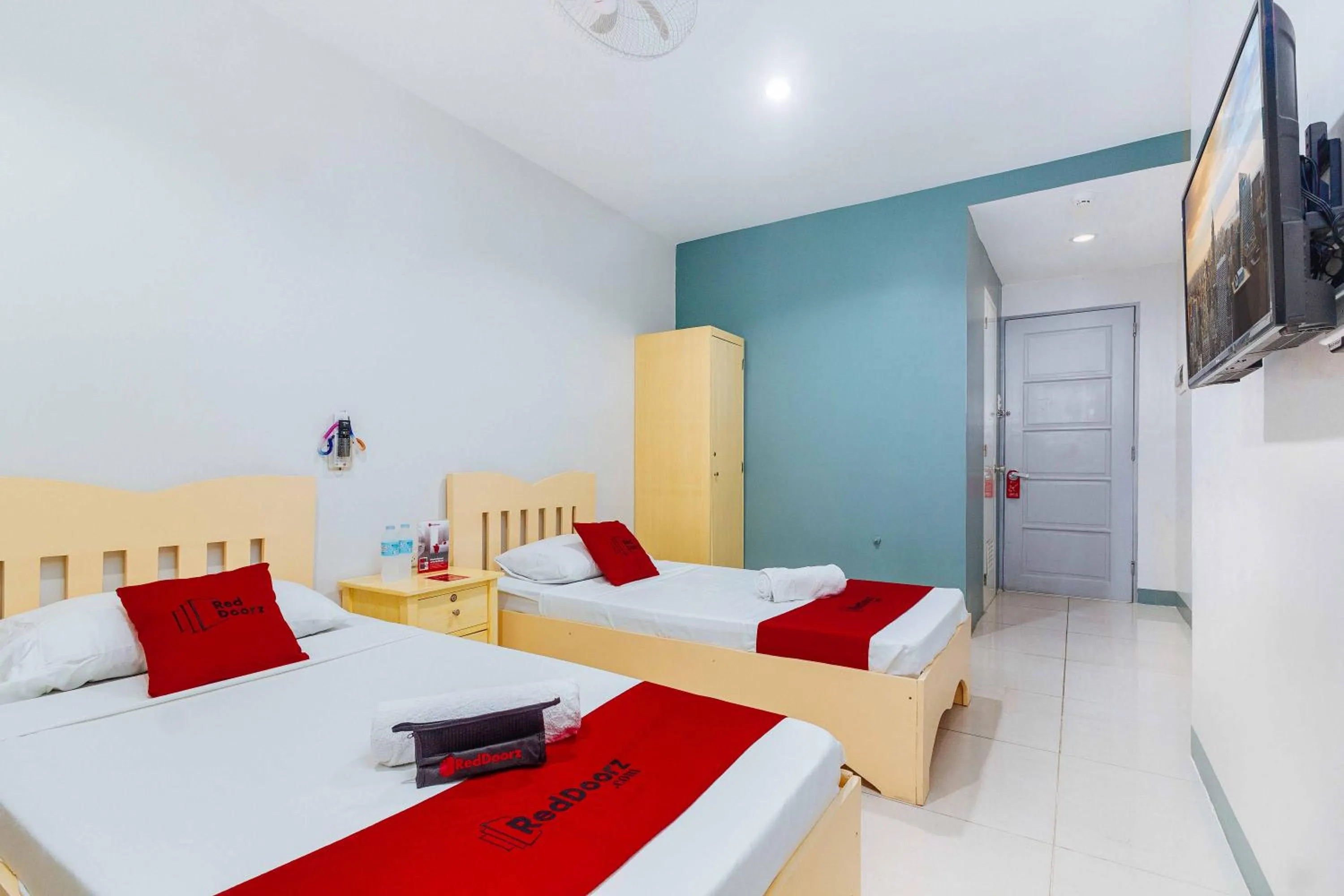 TV and multimedia in RedDoorz near Cebu Metropolitan Cathedral