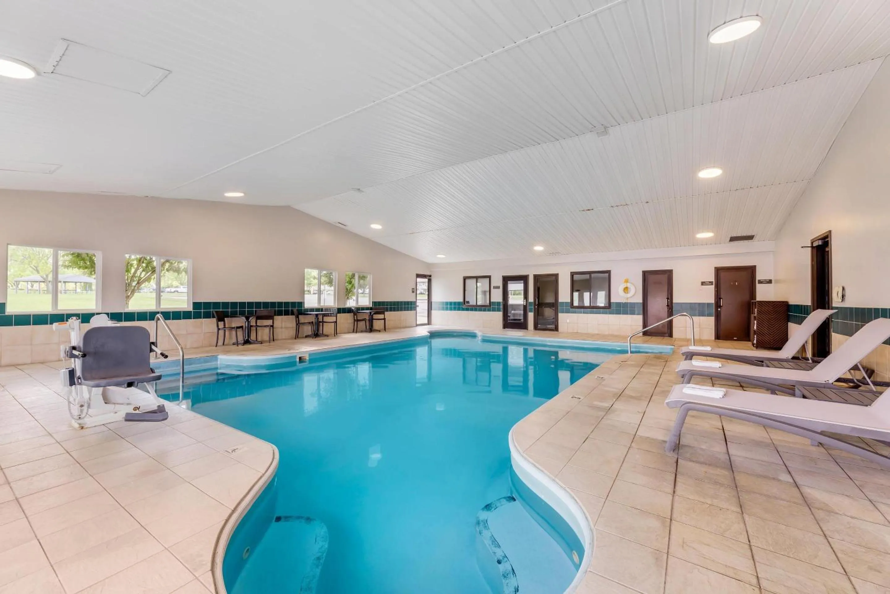 Swimming pool in Comfort Inn River's Edge