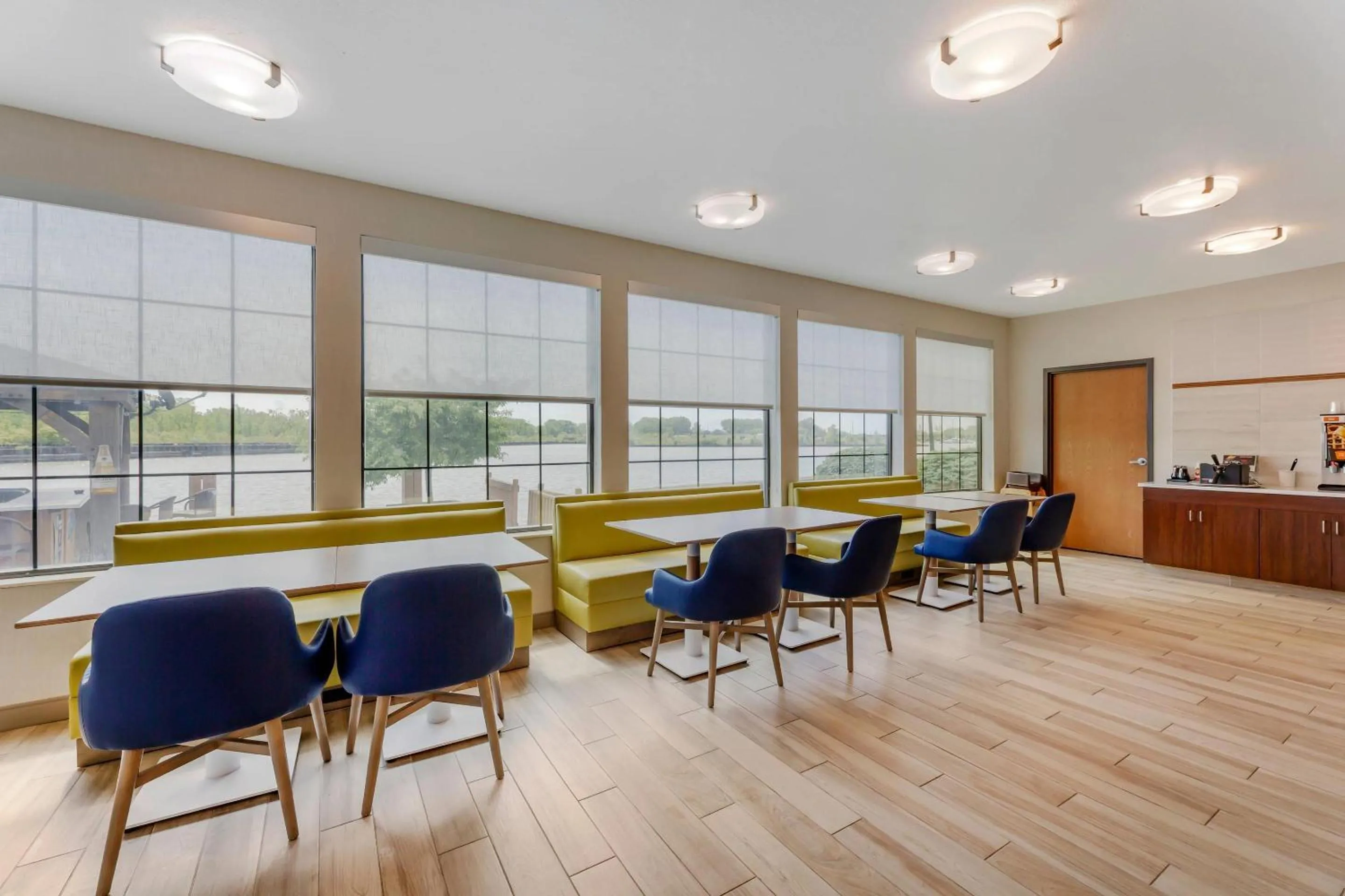 Breakfast in Comfort Inn River's Edge