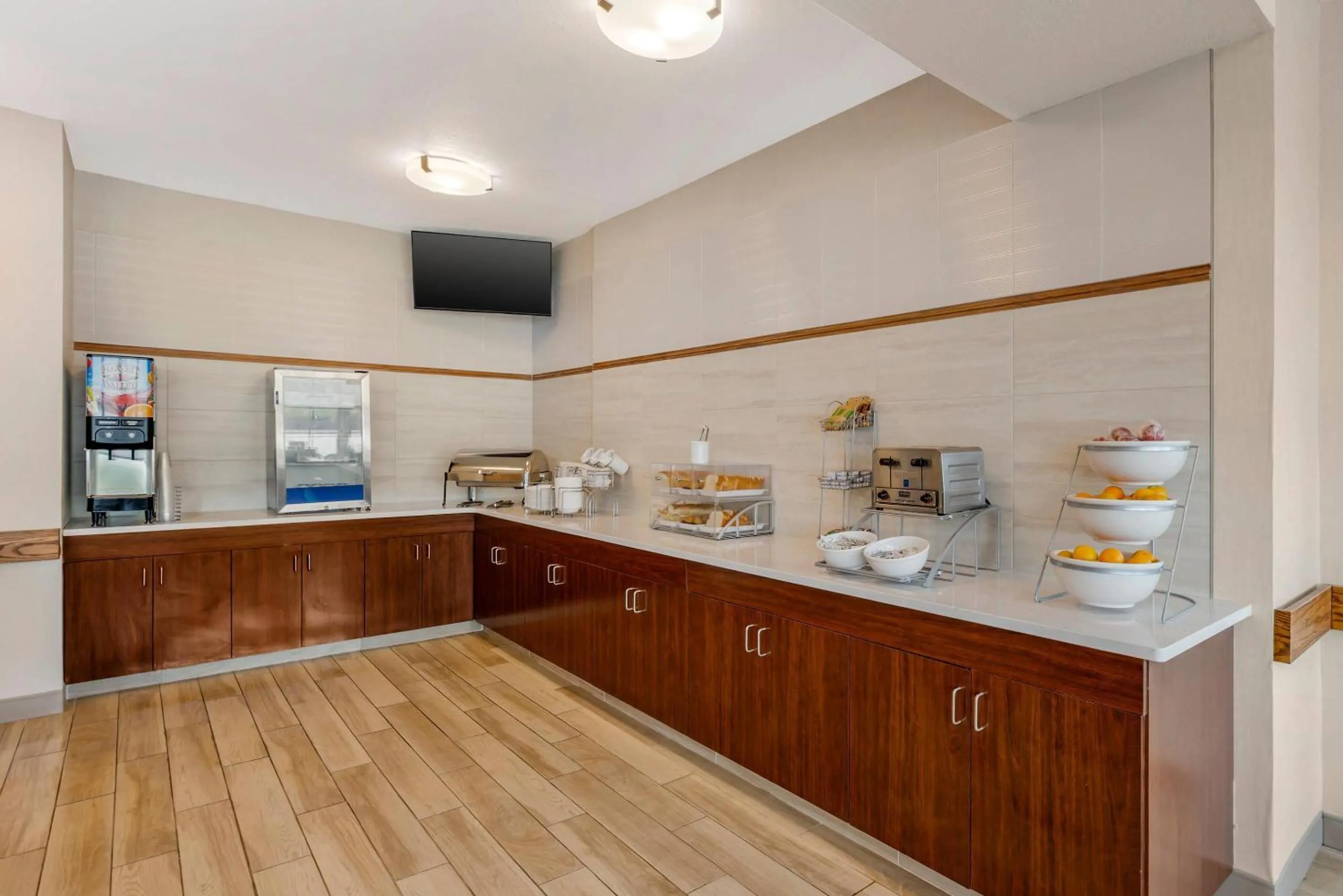 Breakfast in Comfort Inn River's Edge