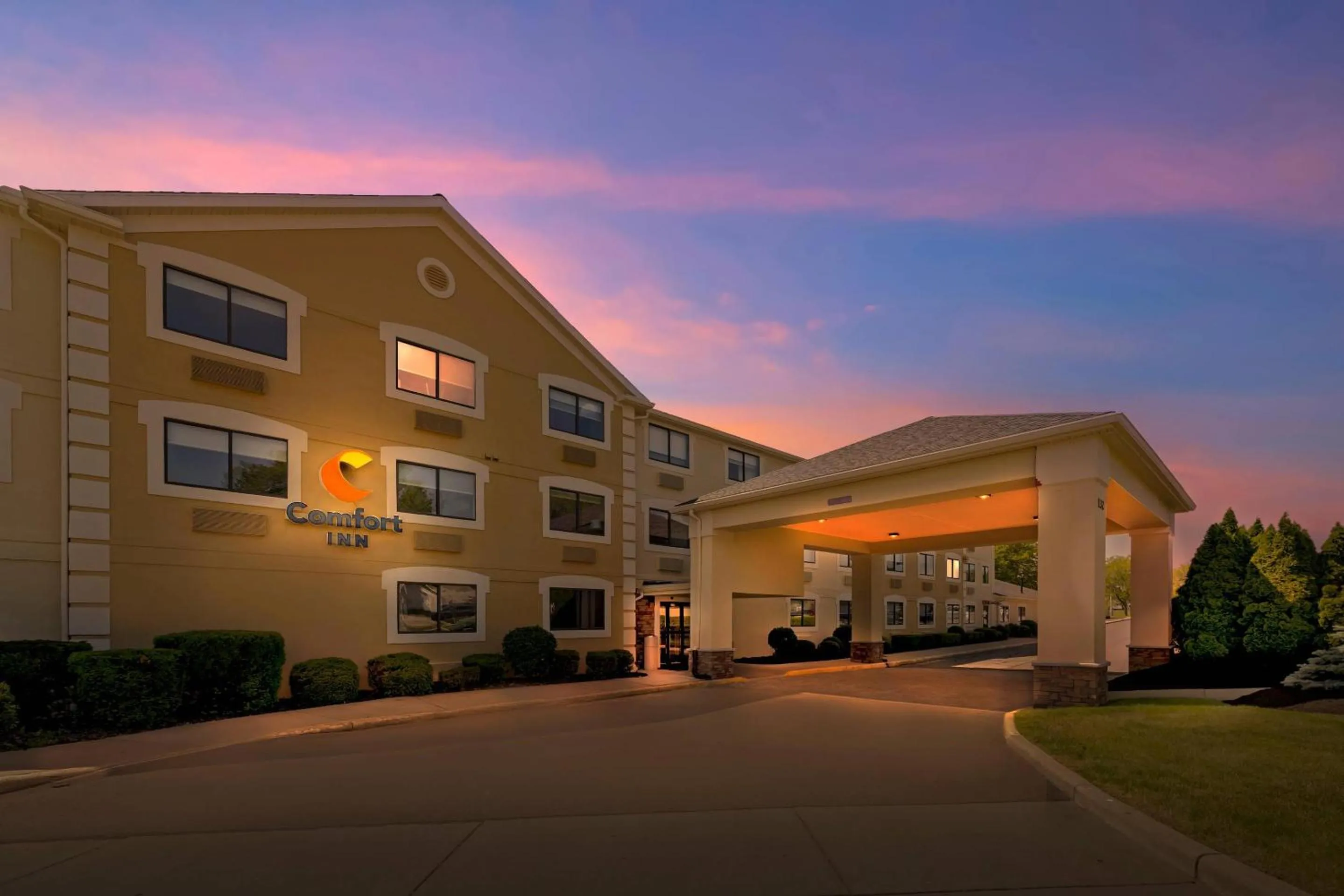 Property building in Comfort Inn River's Edge