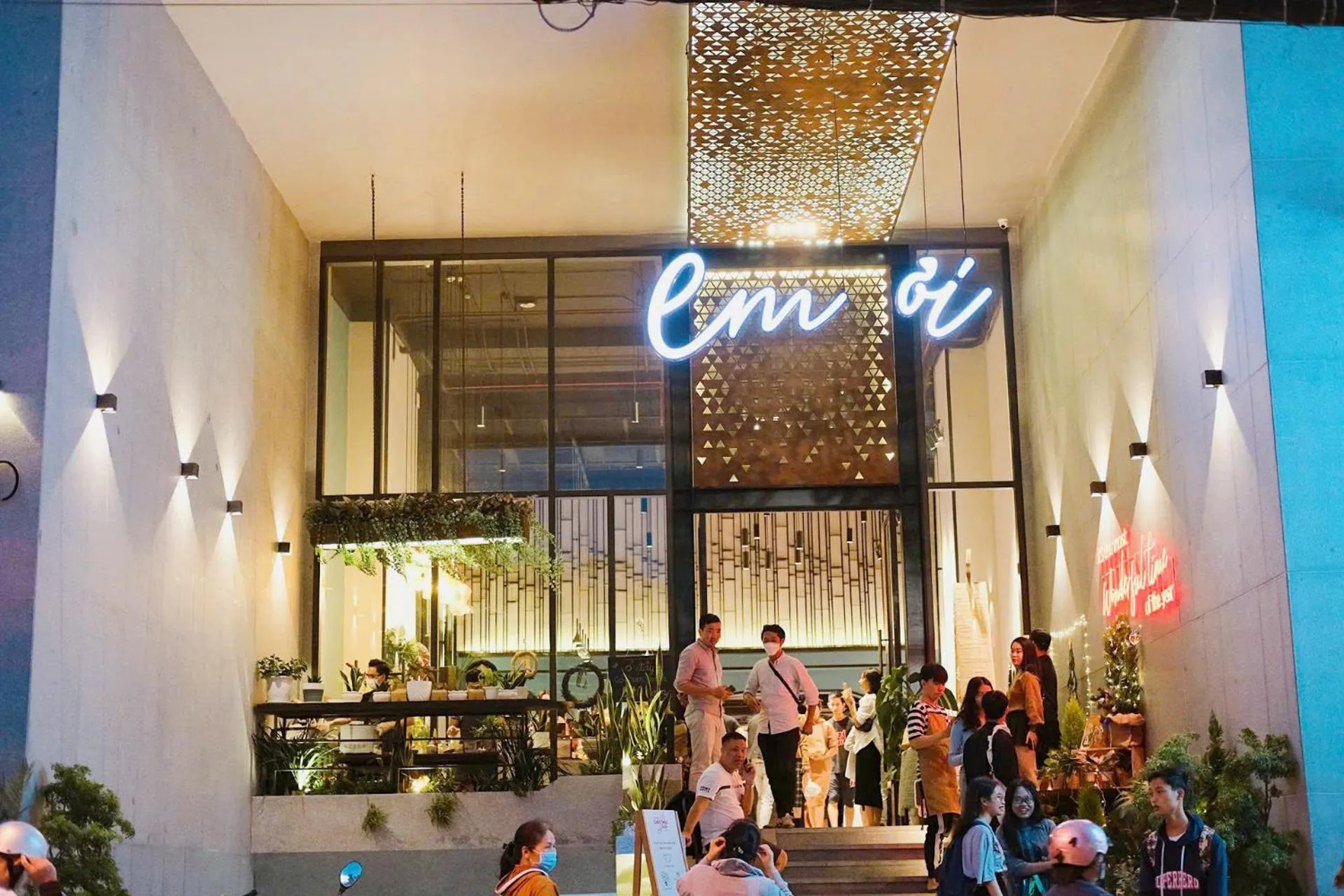 People in Em Oi Boutique Hotel