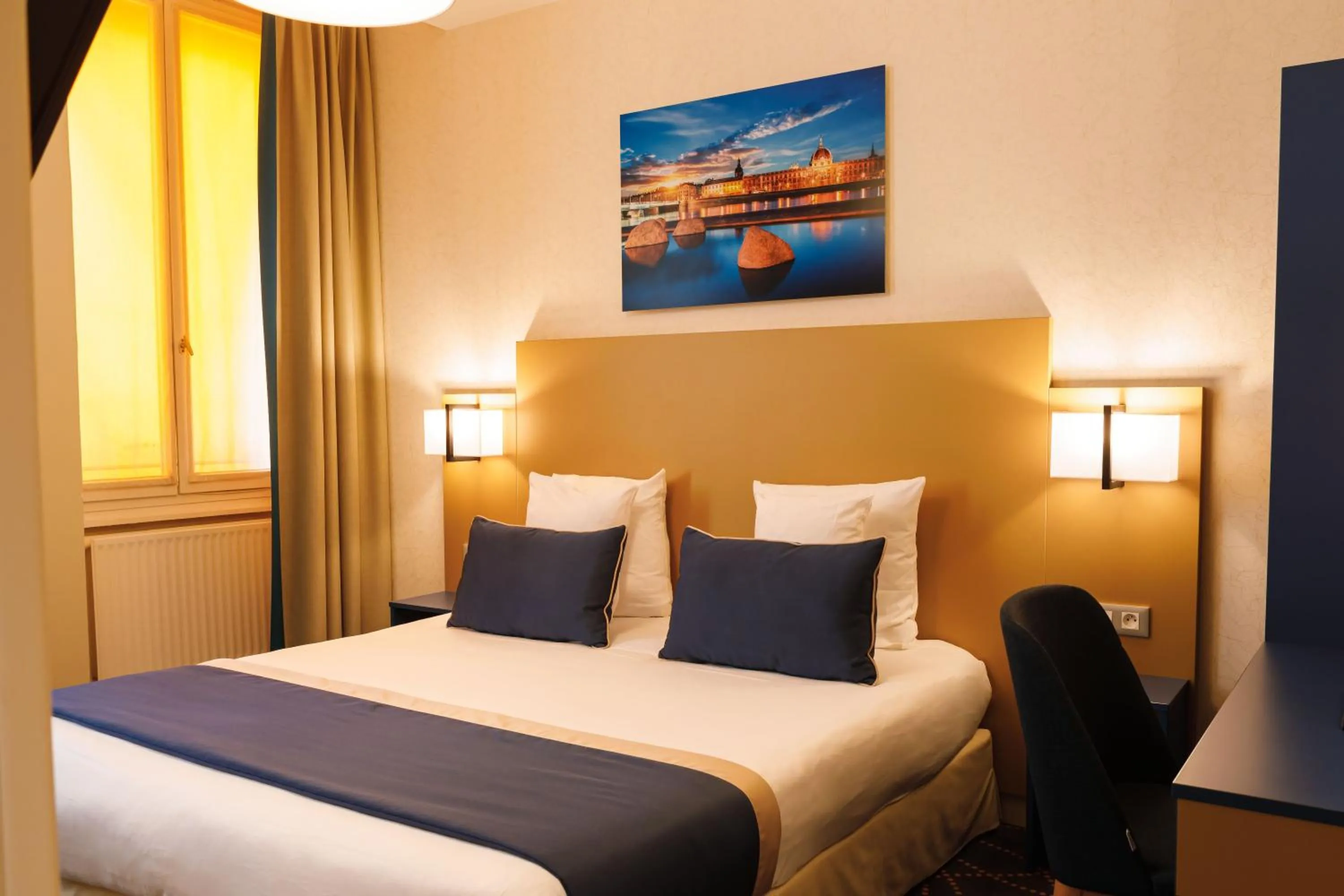 Bed in Hotel Des Remparts Perrache