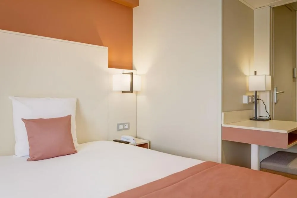 Bed in Hotel Des Remparts Perrache