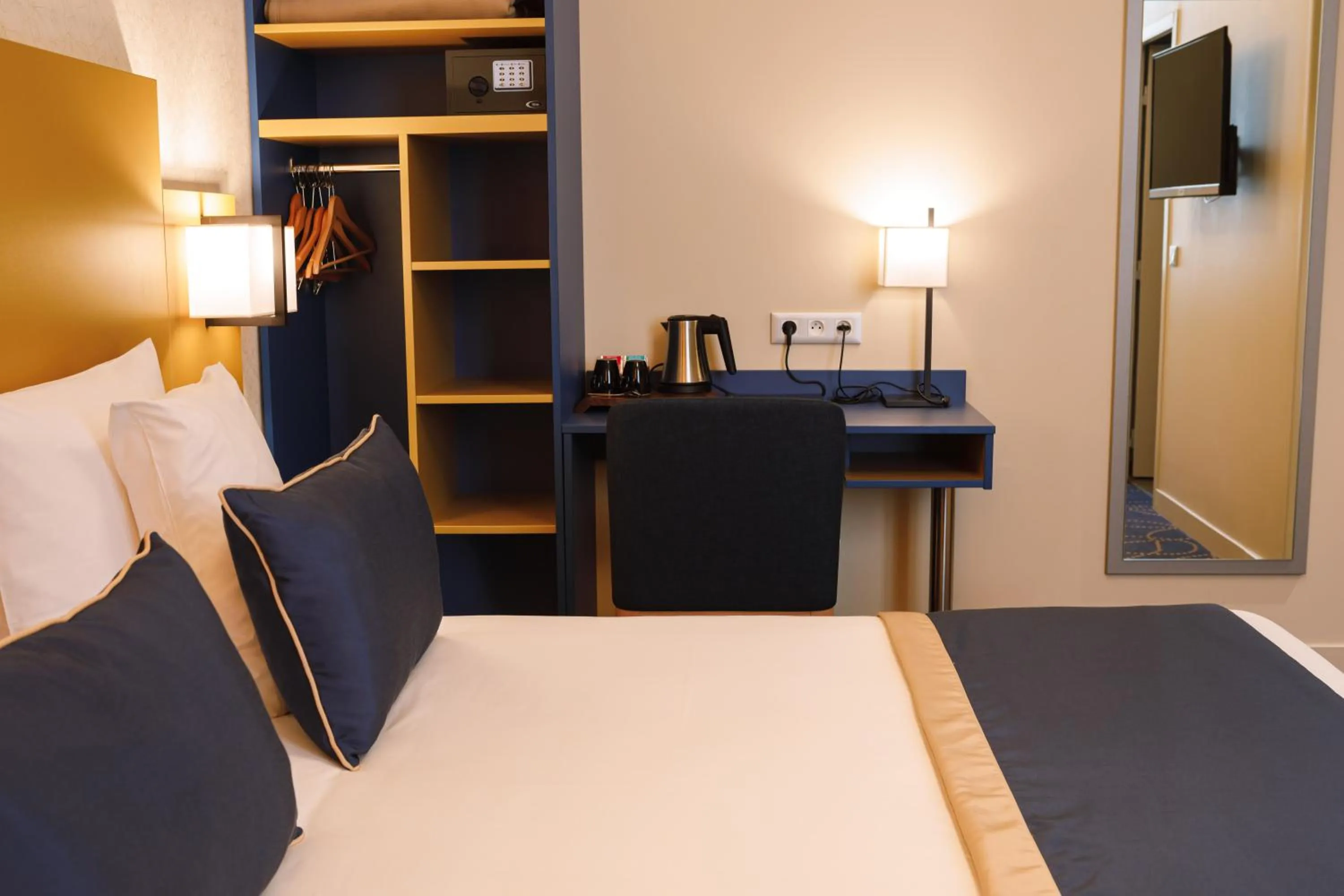 Bed in Hotel Des Remparts Perrache