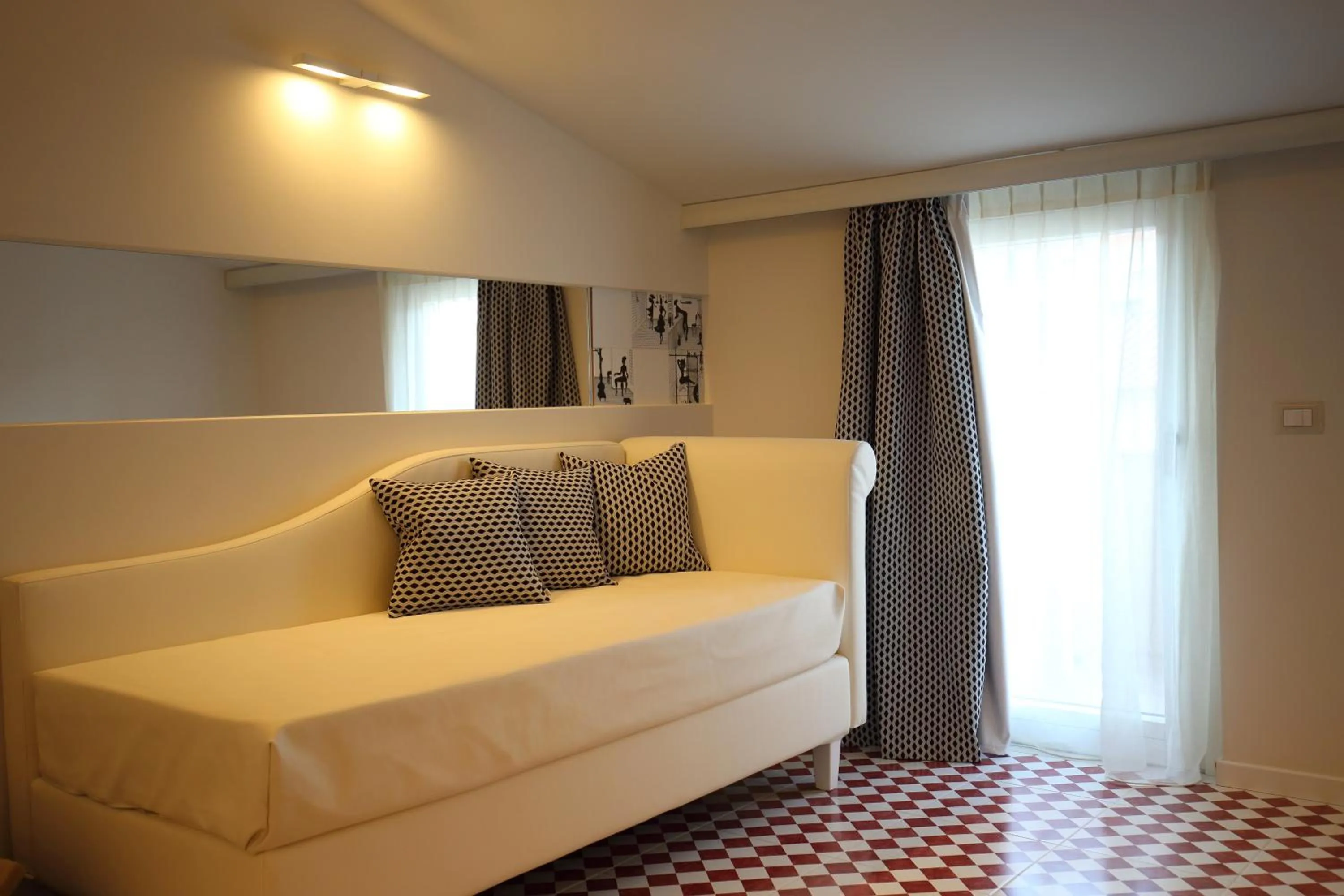 Living room, Bed in Suite Hotel L'Oasi di Riaci