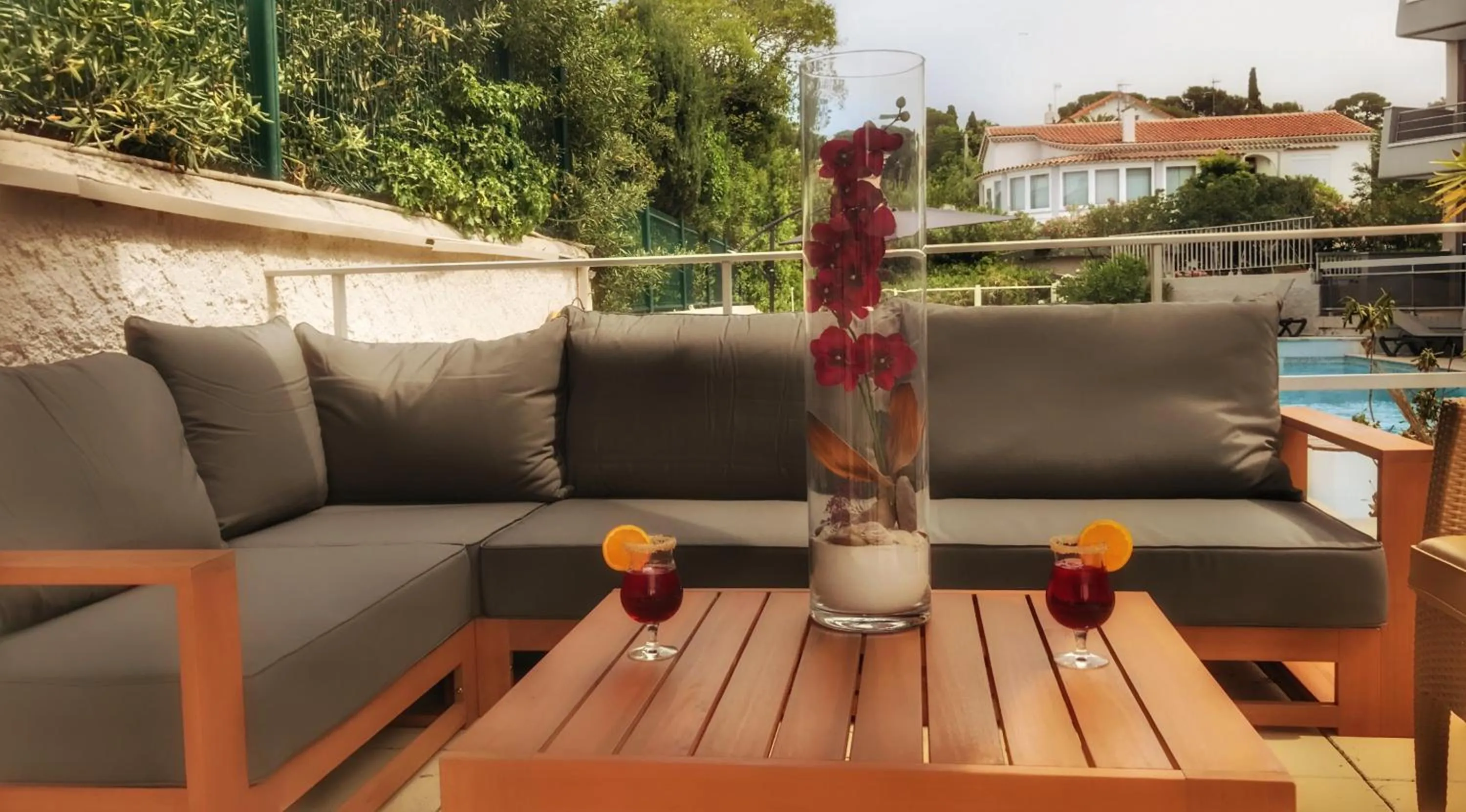 Patio in Hotel Brise de Mer - Piscine intérieure & extérieure