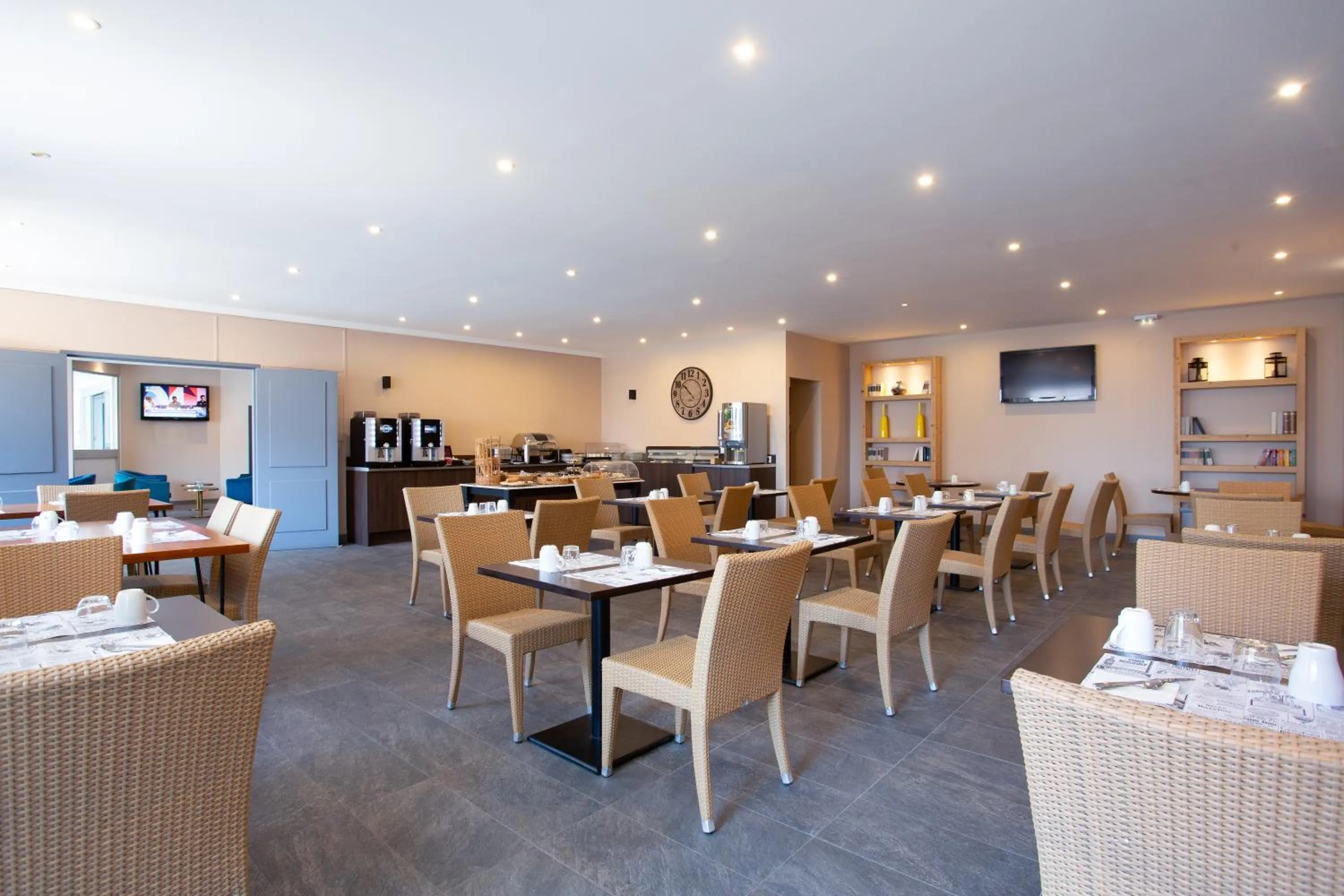 Breakfast in Hotel Brise de Mer - Piscine intérieure & extérieure