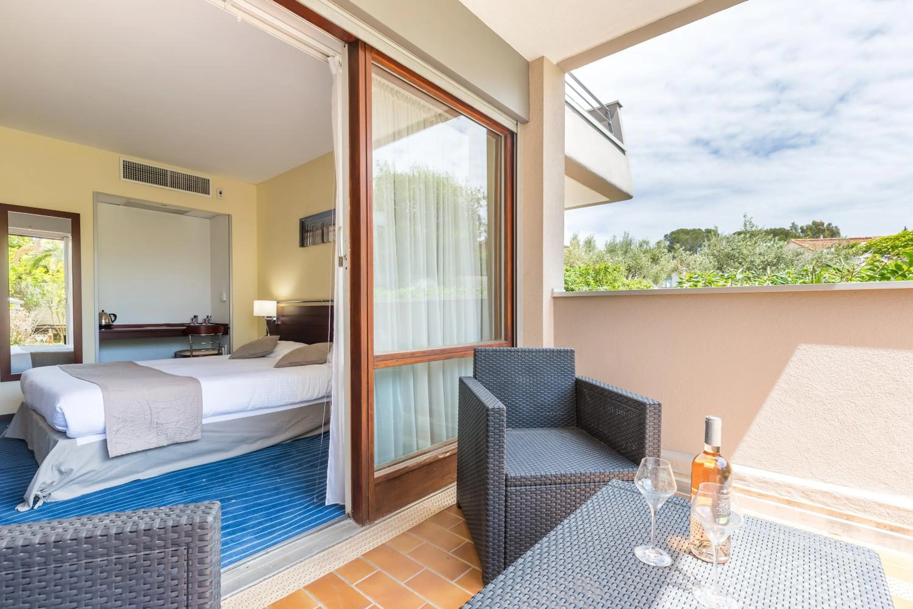 Bed in Hotel Brise de Mer - Piscine intérieure & extérieure