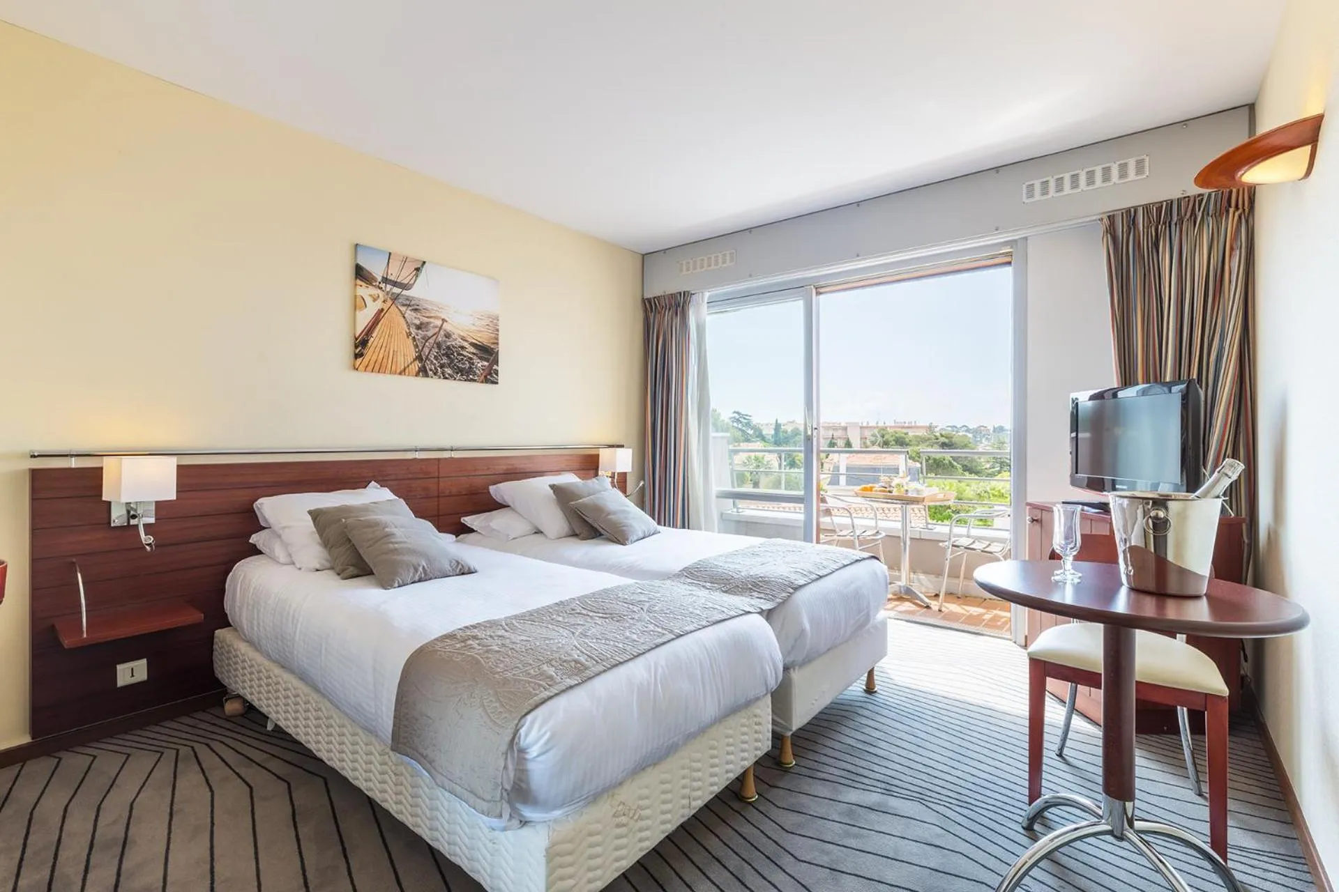 Bed in Hotel Brise de Mer - Piscine intérieure & extérieure