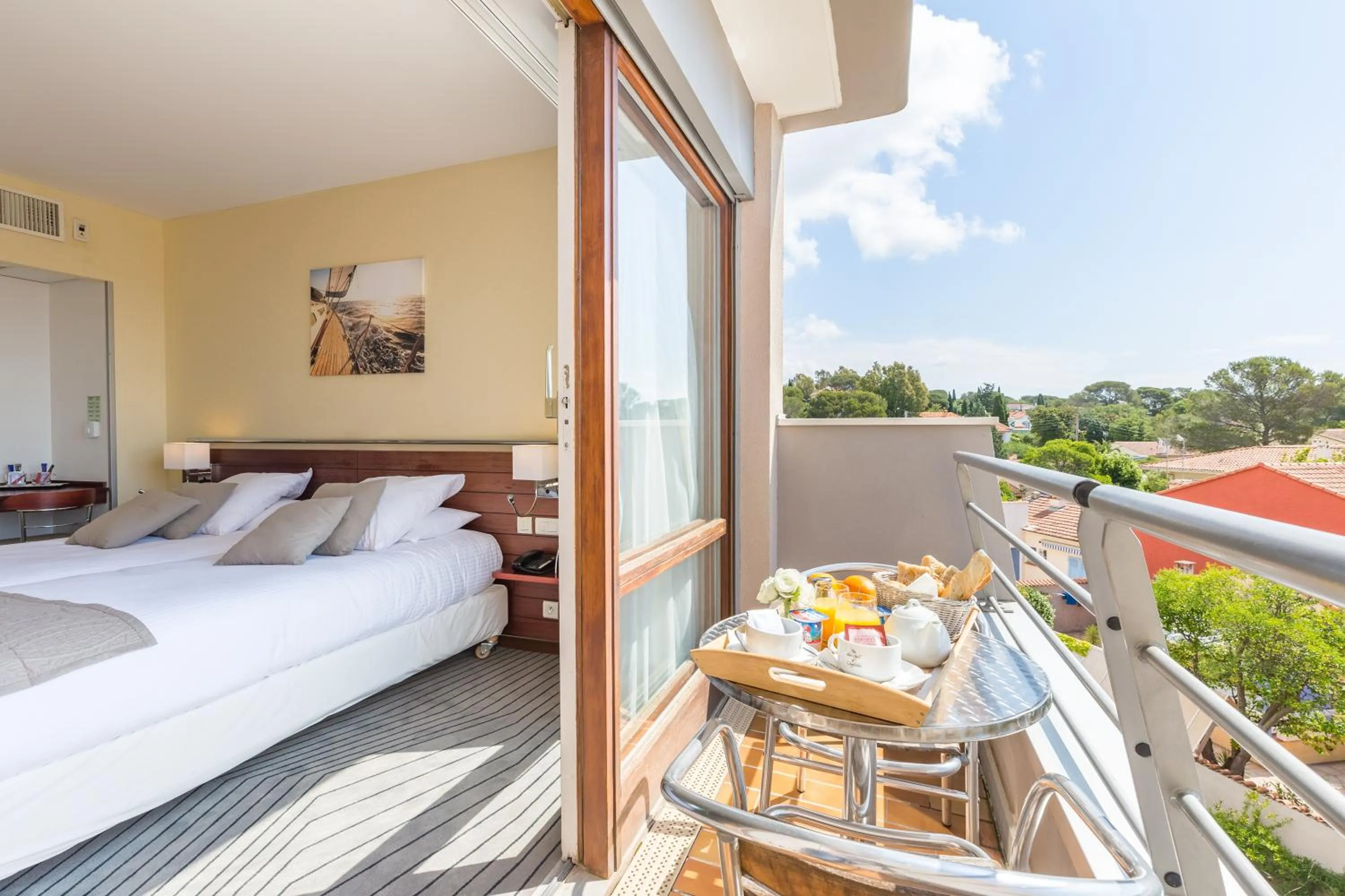 Bed in Hotel Brise de Mer - Piscine intérieure & extérieure