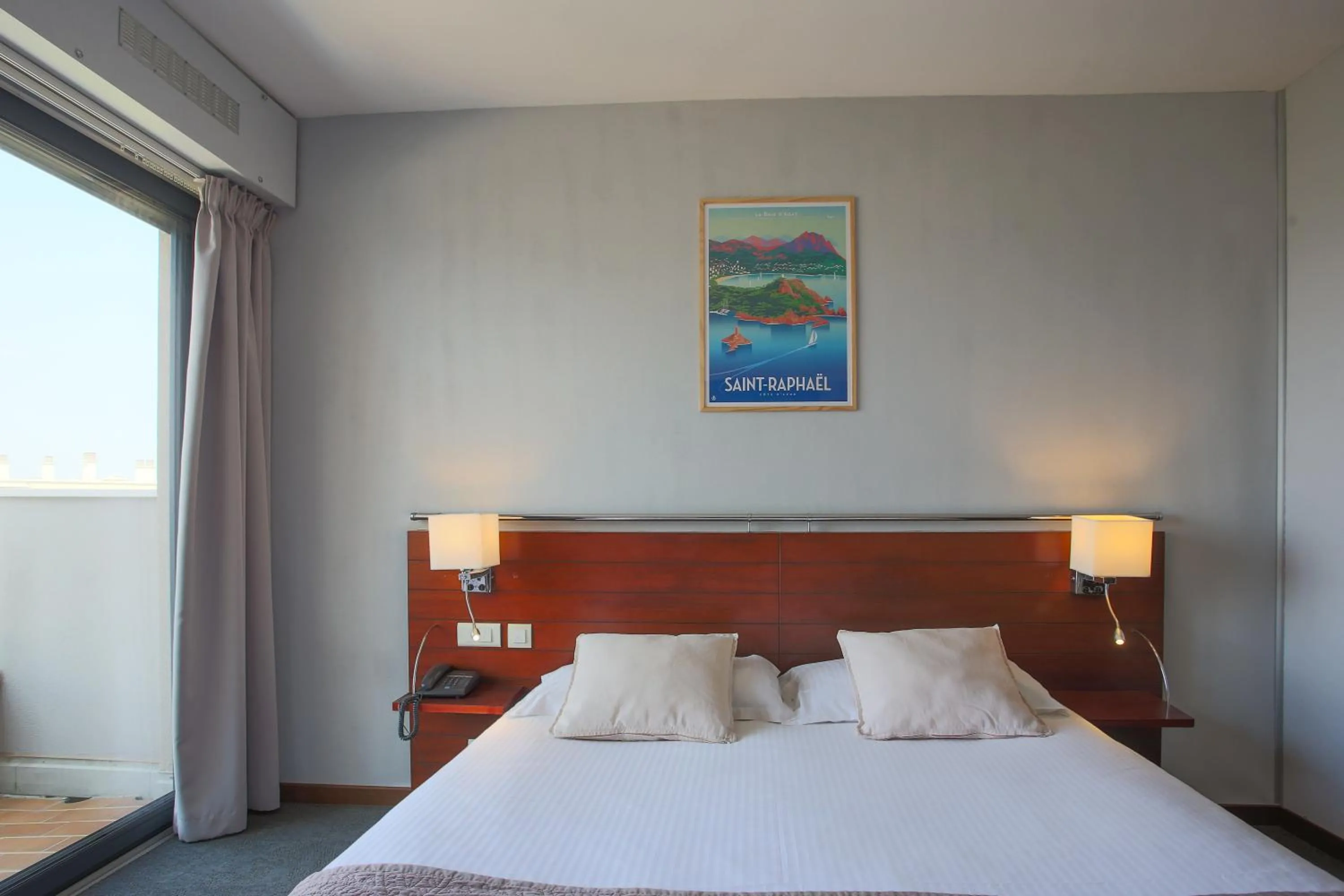 Bed in Hotel Brise de Mer - Piscine intérieure & extérieure