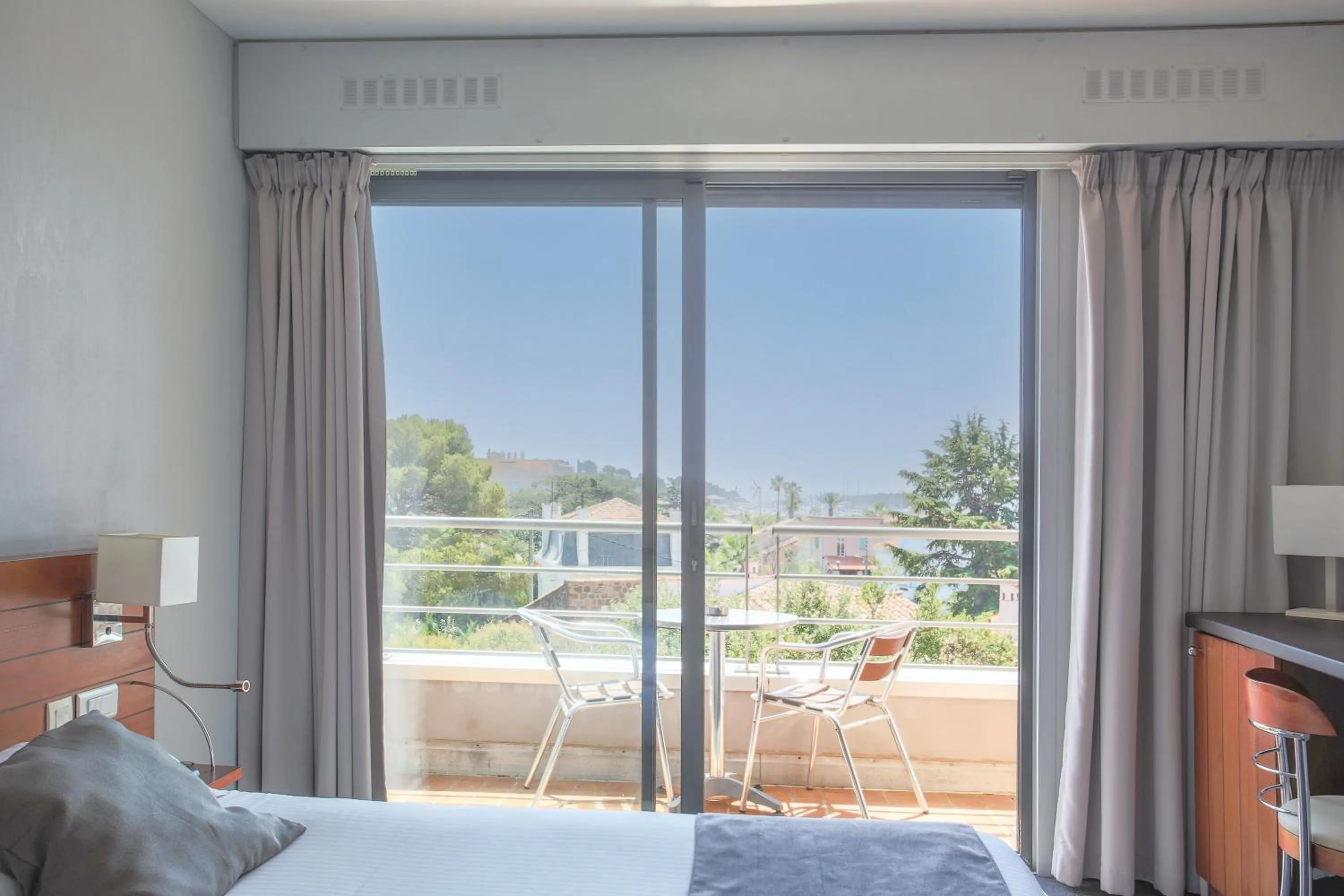 Bed in Hotel Brise de Mer - Piscine intérieure & extérieure