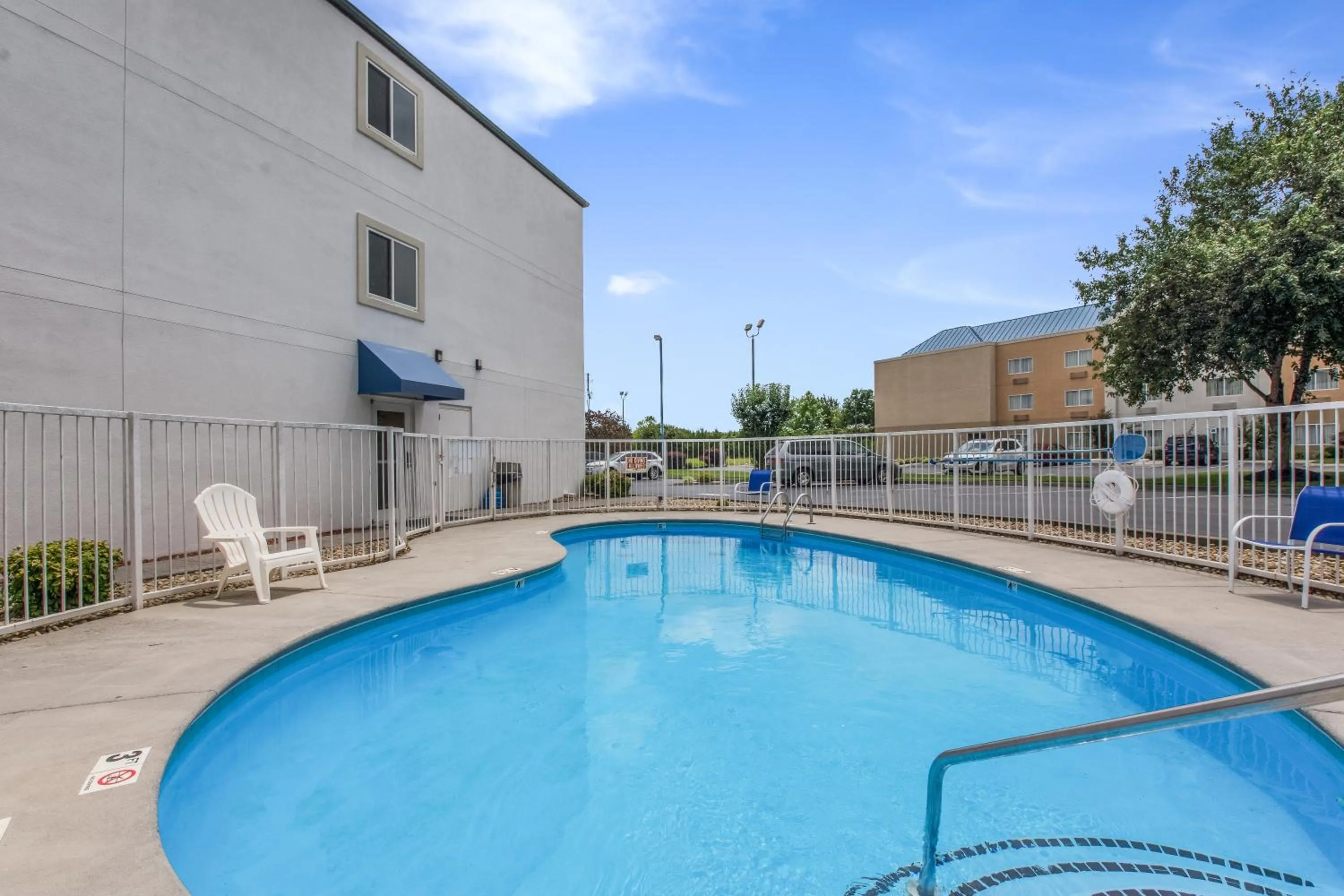 Swimming pool in Americas Best Value Inn-Knoxville East