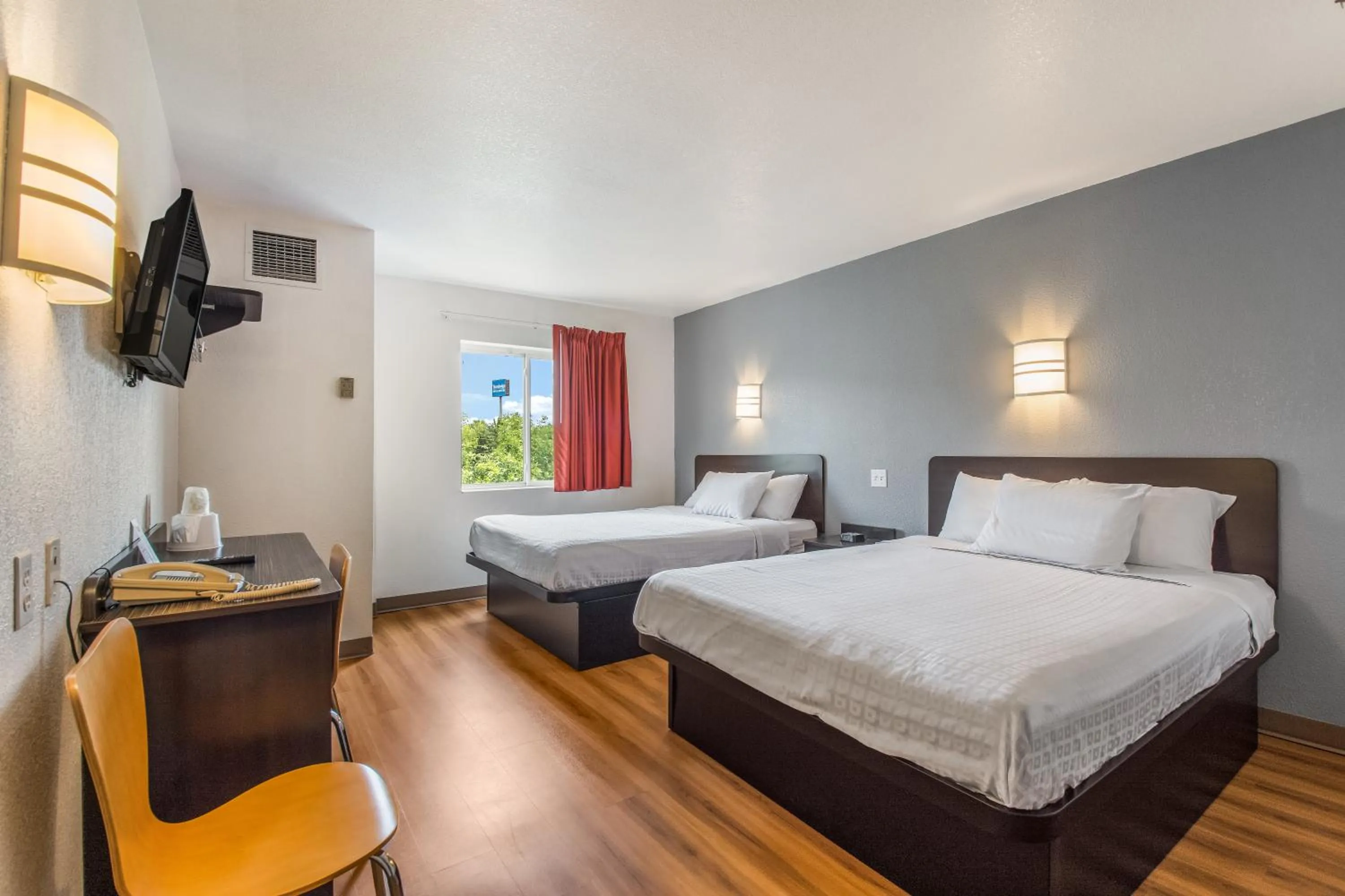 Bed in Americas Best Value Inn-Knoxville East