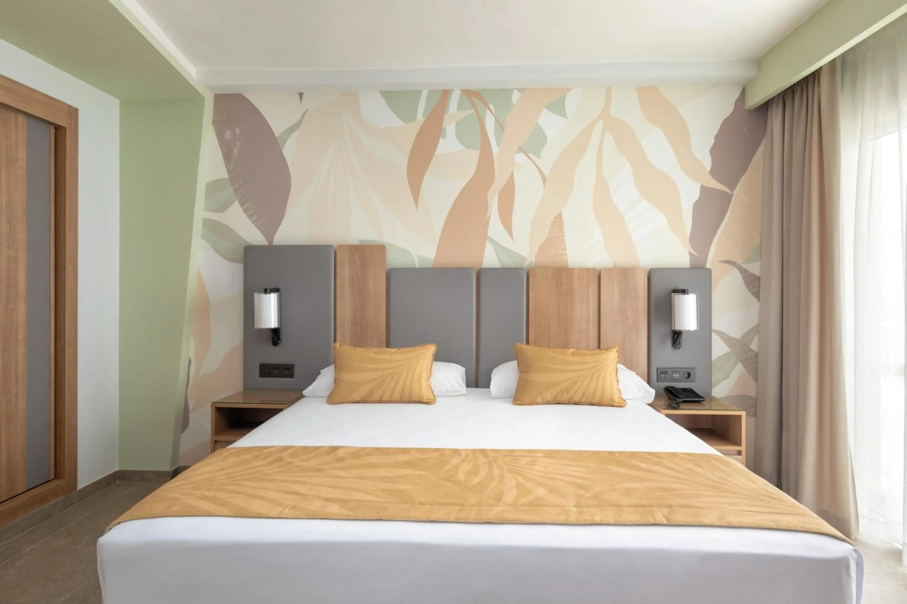 Bedroom, Bed in Hotel Riu Palace Maspalomas - Adults Only