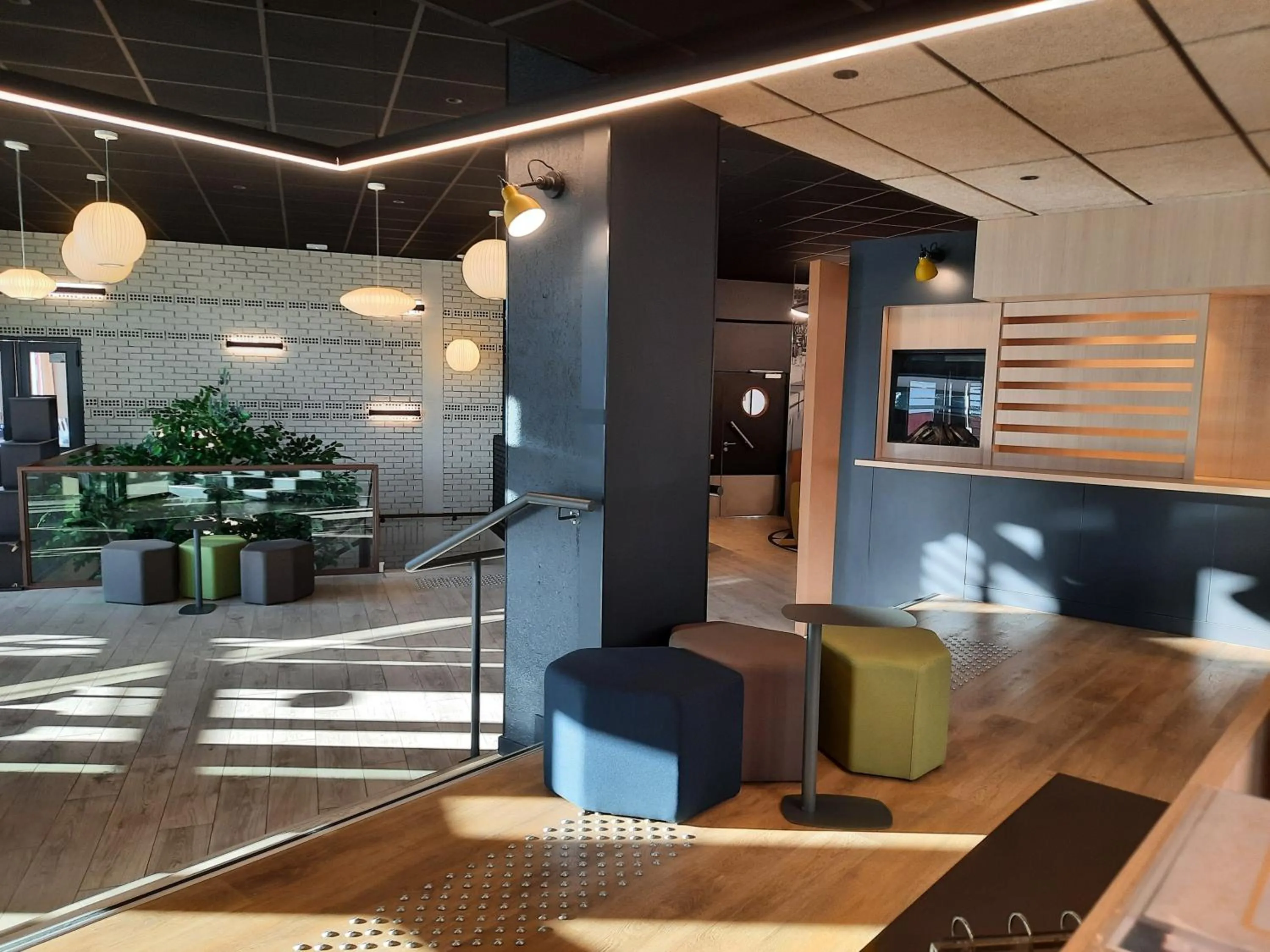 Lobby or reception in Cit'Hotel Escatel