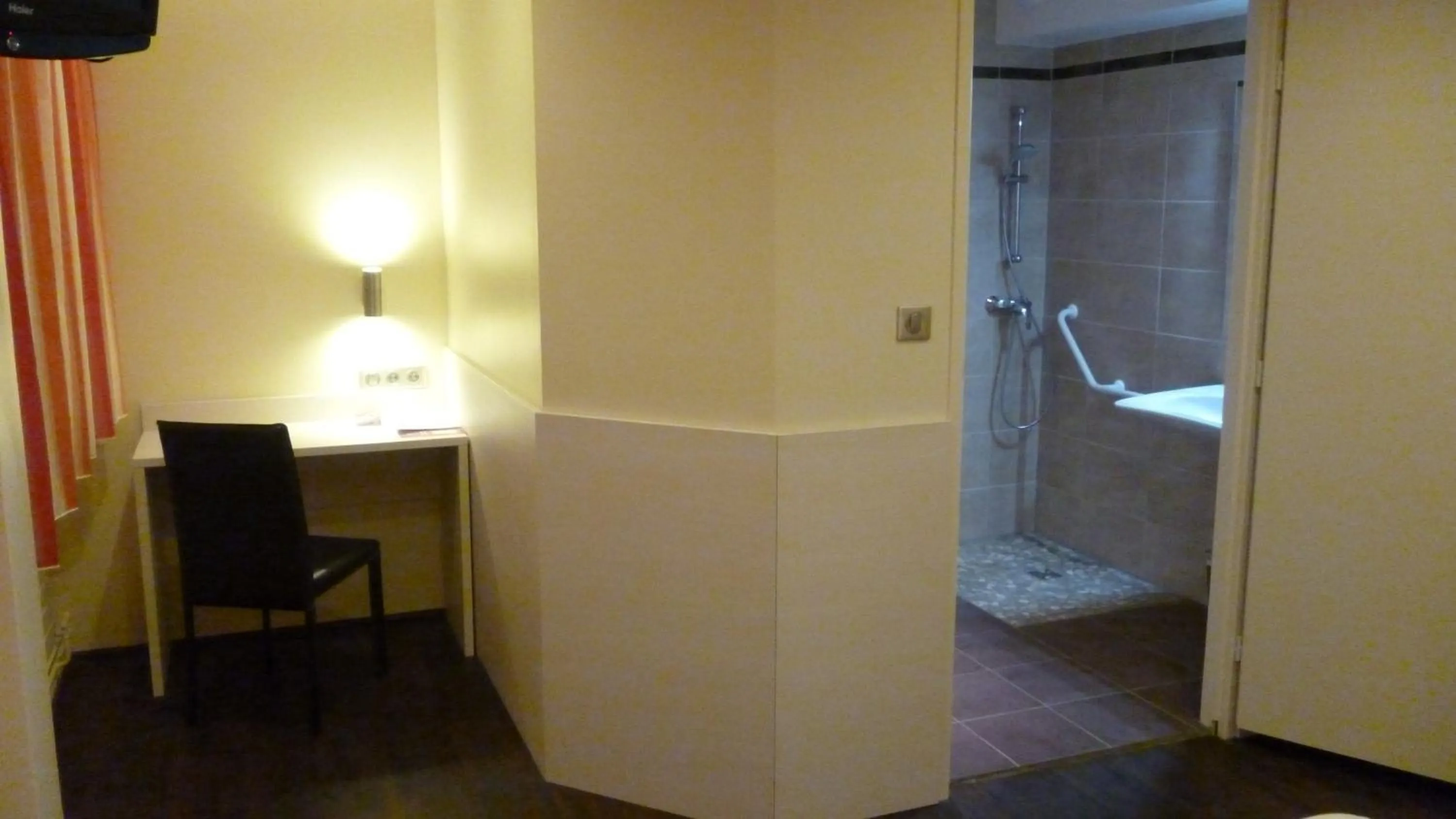 Bathroom in Cit'Hotel Escatel