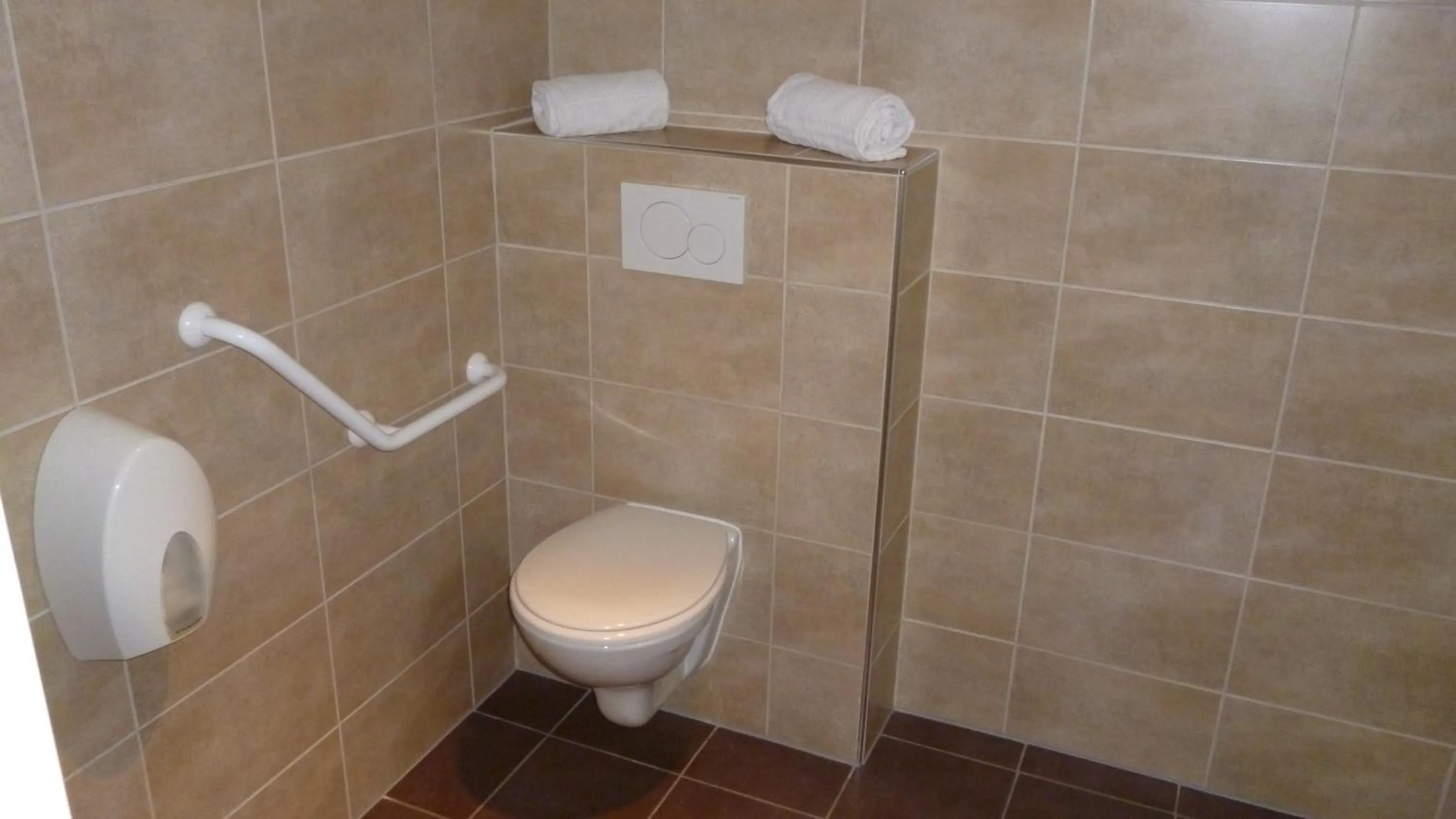 Bathroom in Cit'Hotel Escatel