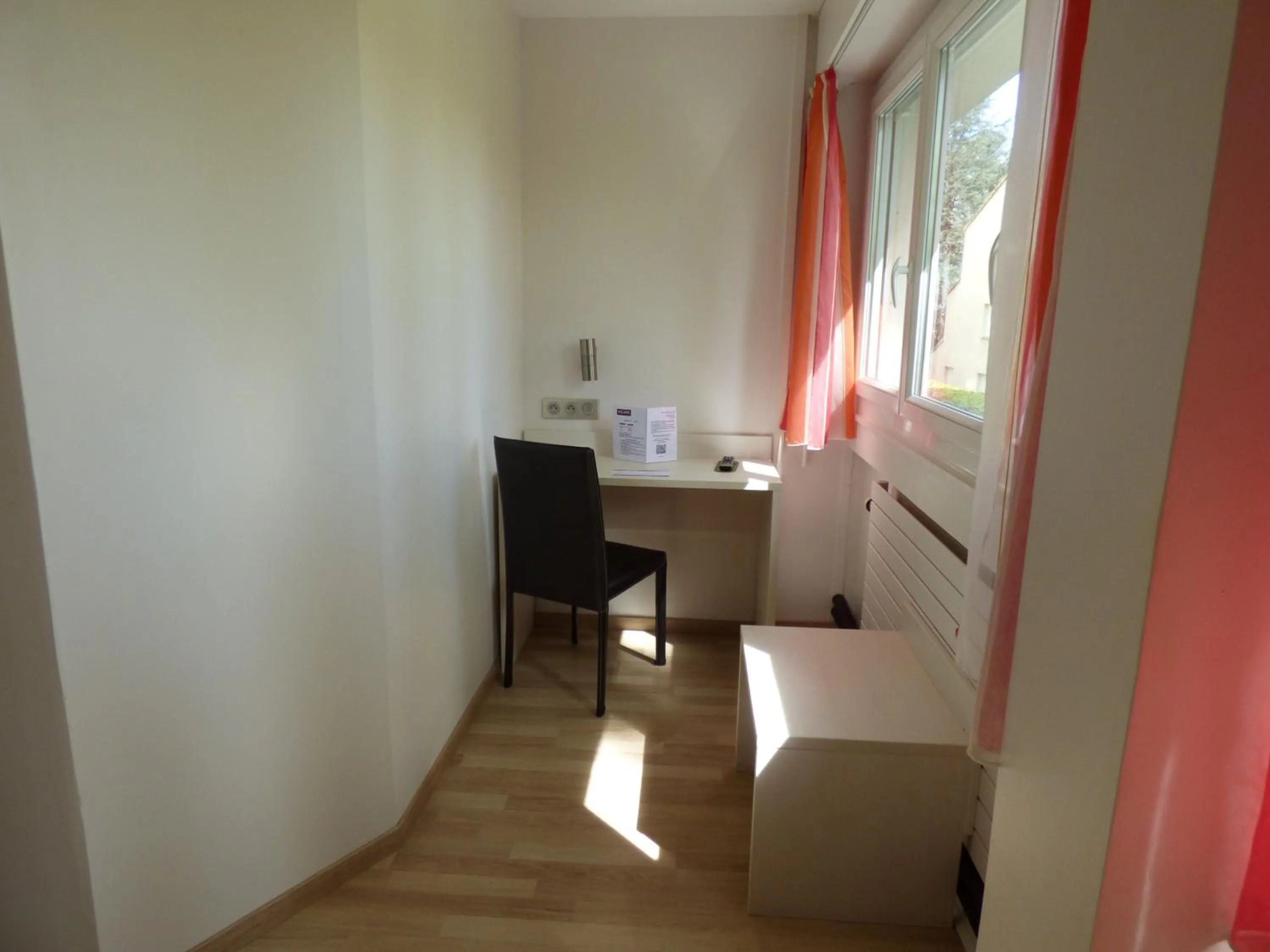 Seating area in Cit'Hotel Escatel