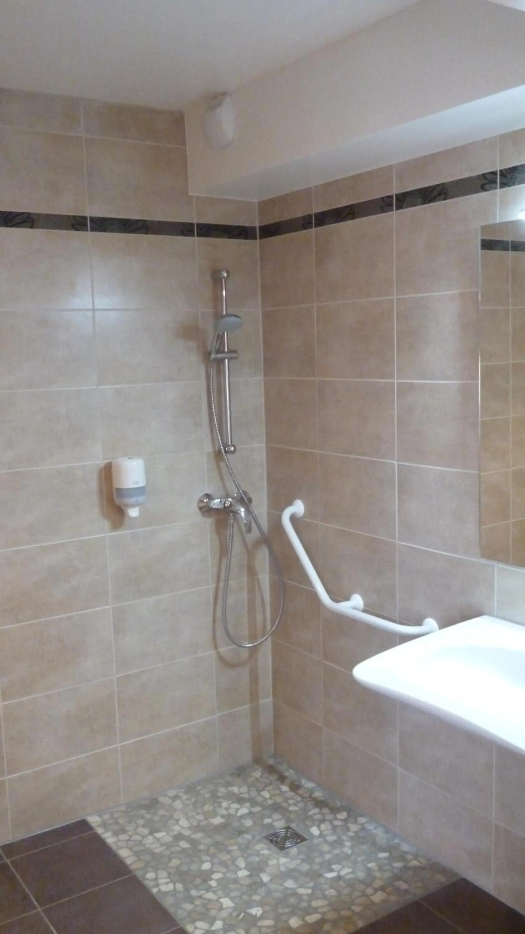 Bathroom in Cit'Hotel Escatel