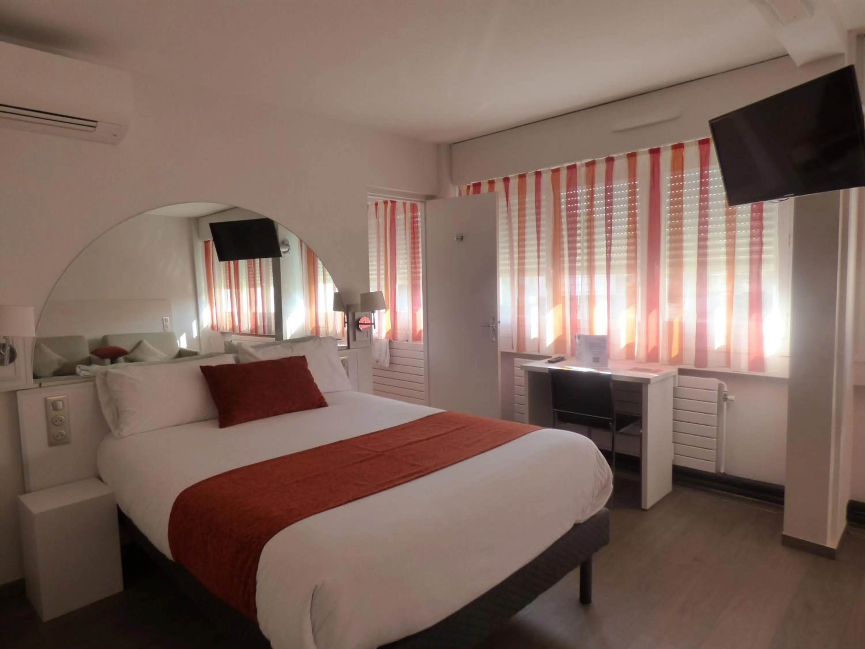 Bedroom, Bed in Cit'Hotel Escatel