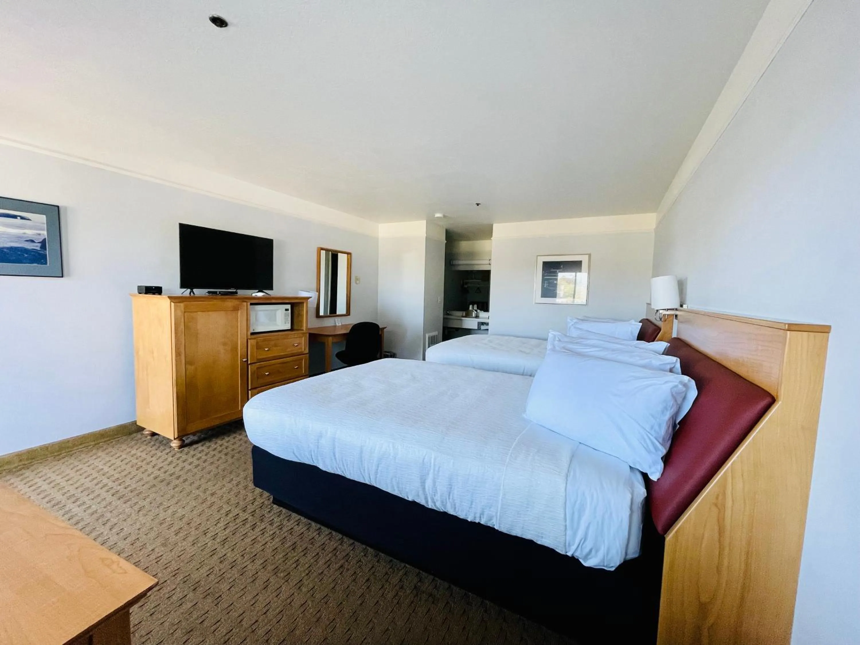 Bed in Seabird Lodge Fort Bragg