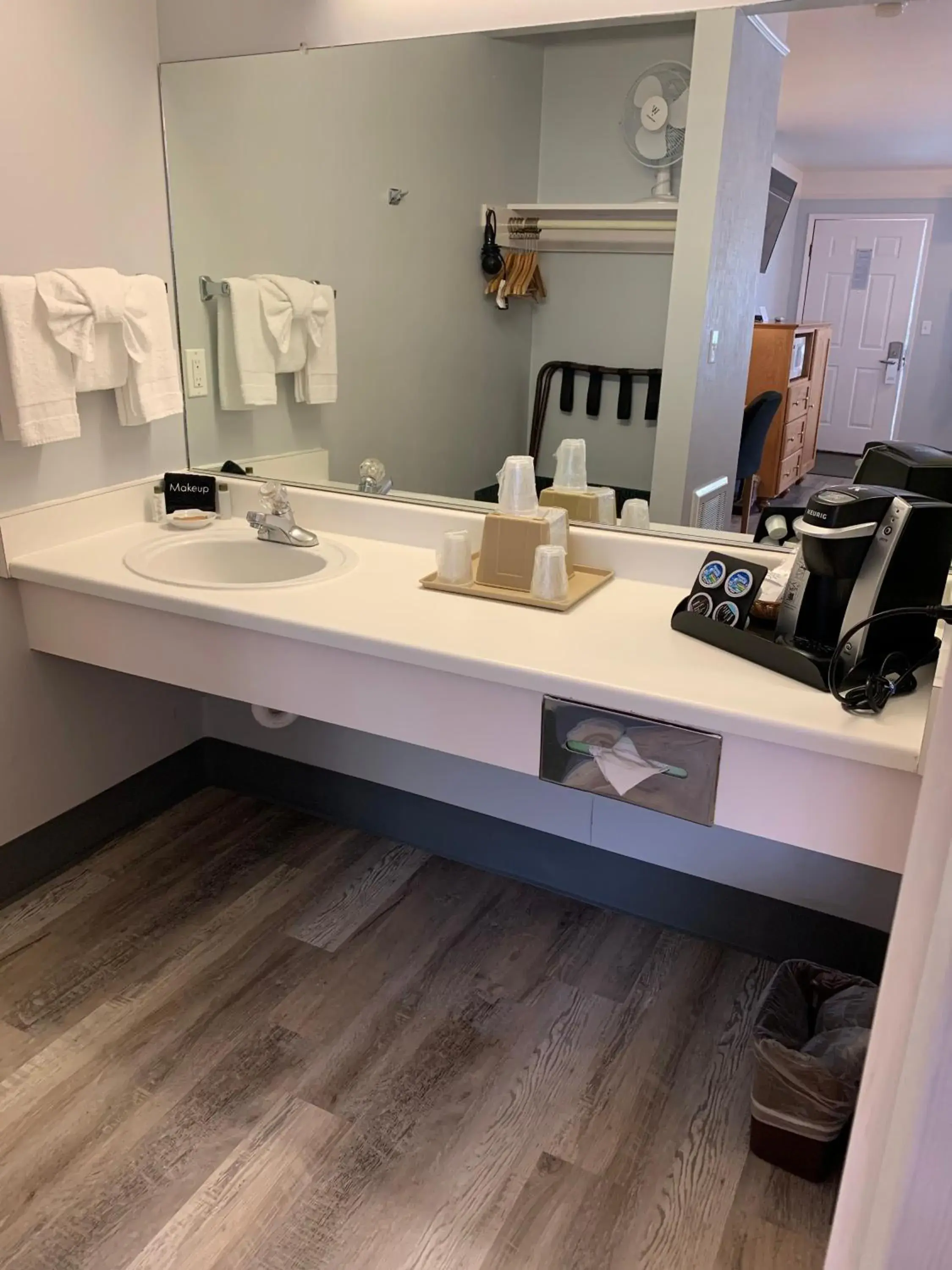 Standard King Room Non-Smoking in Seabird Lodge Fort Bragg Standard King Room Non-Smoking in Seabird Lodge Fort Bragg