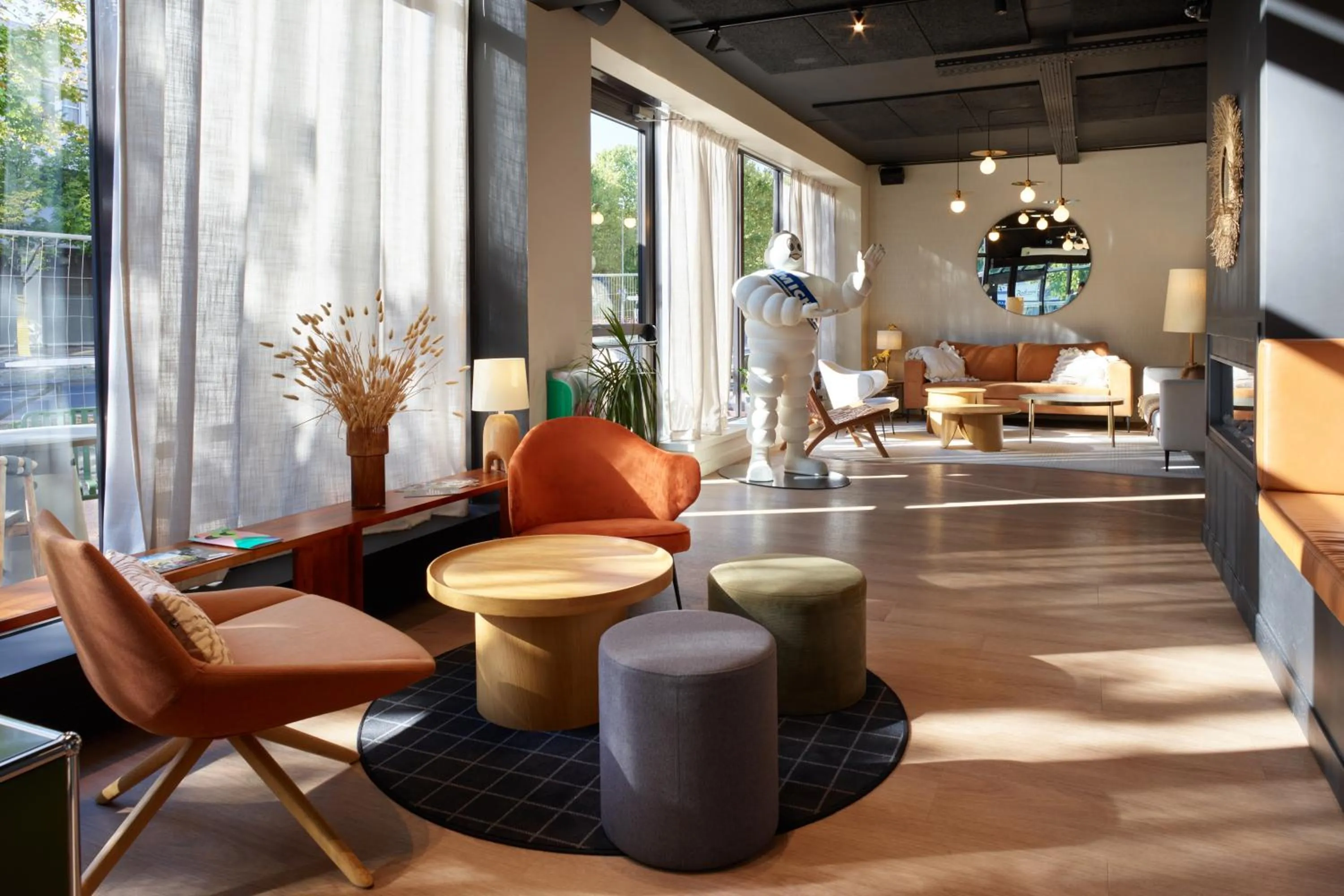 Lounge or bar in Radisson Hotel Clermont-Ferrand