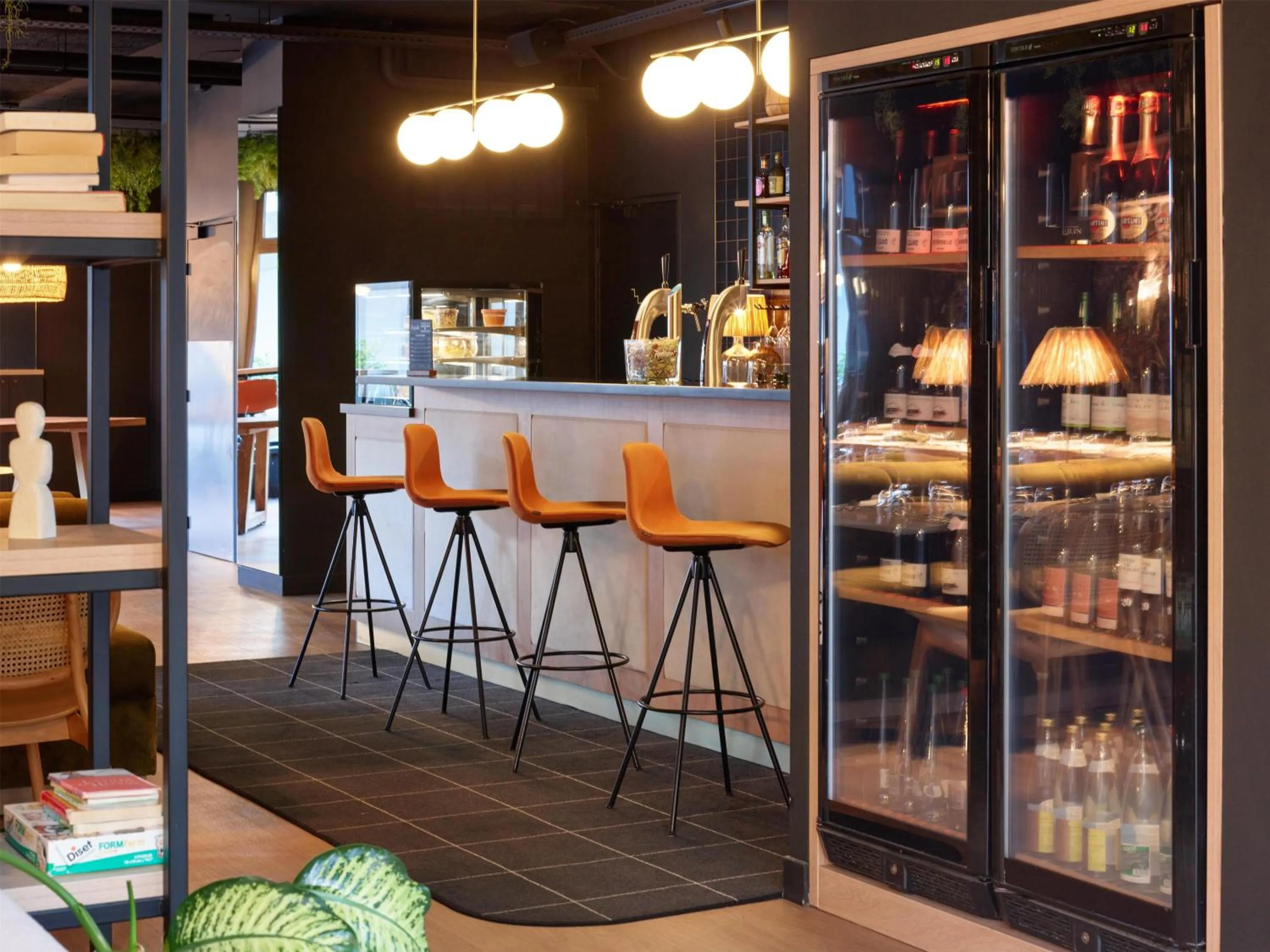 Lounge or bar in Radisson Hotel Clermont-Ferrand