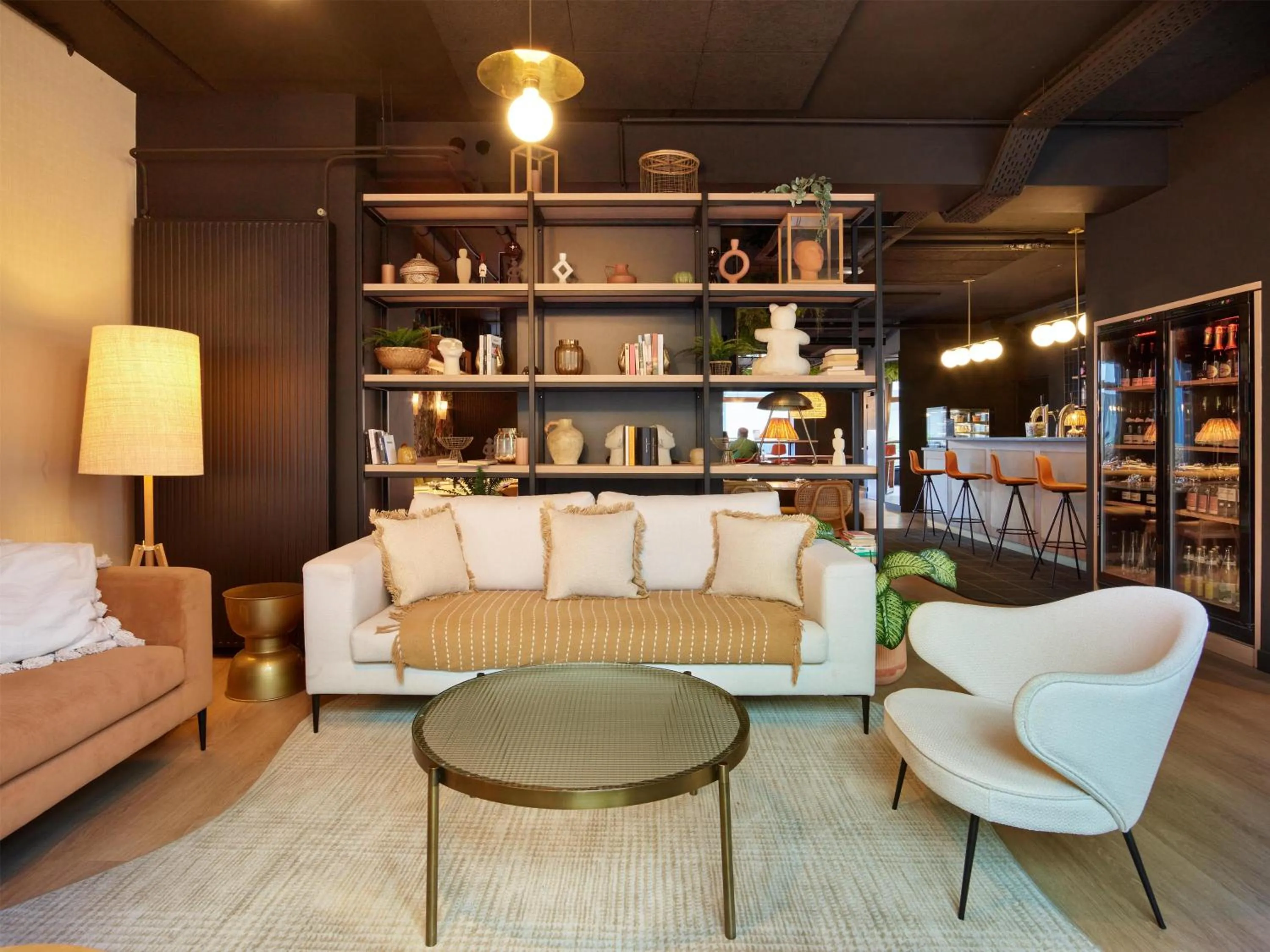 Lounge or bar in Radisson Hotel Clermont-Ferrand