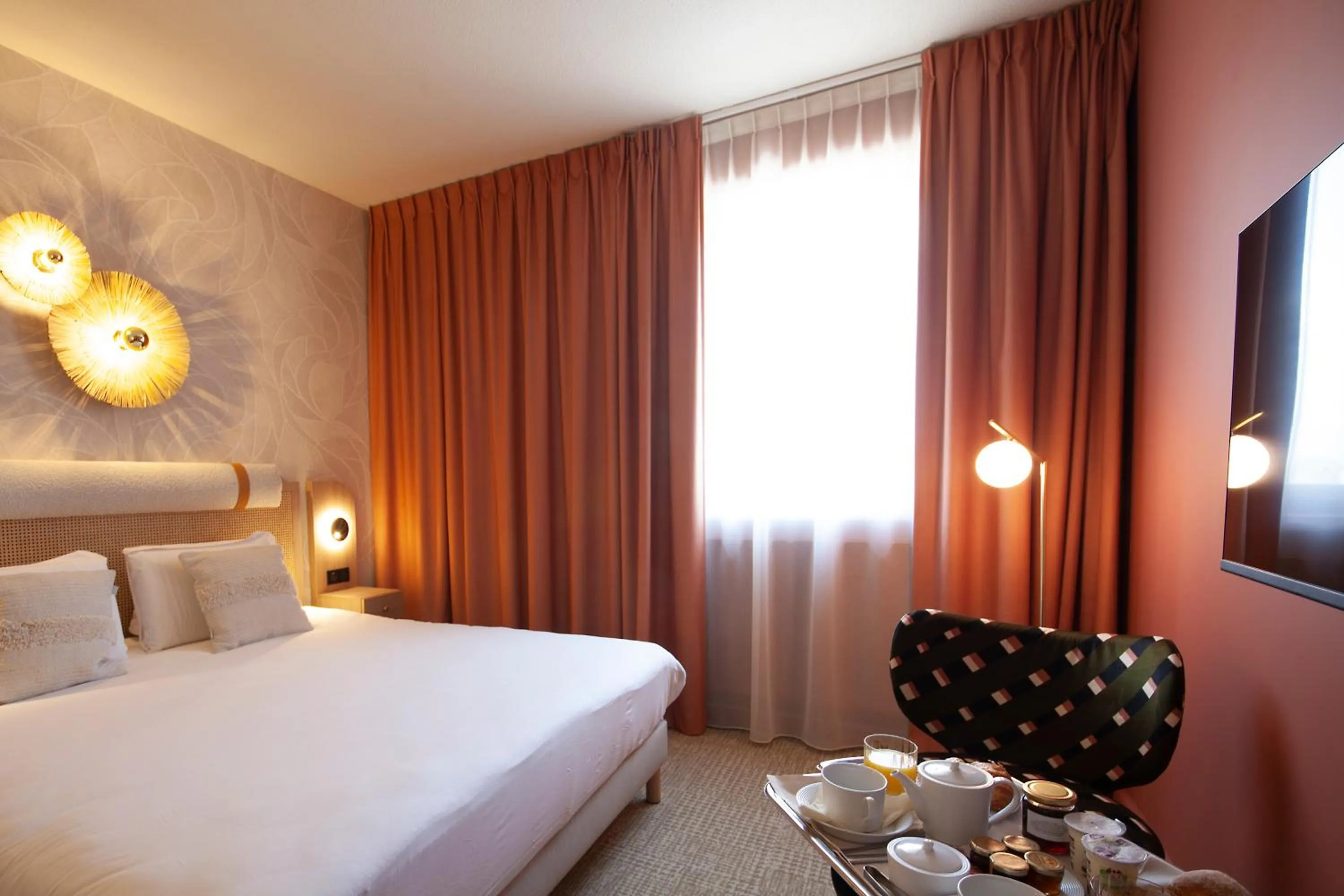 Property building, Bed in Kyriad Prestige Hotel Clermont-Ferrand