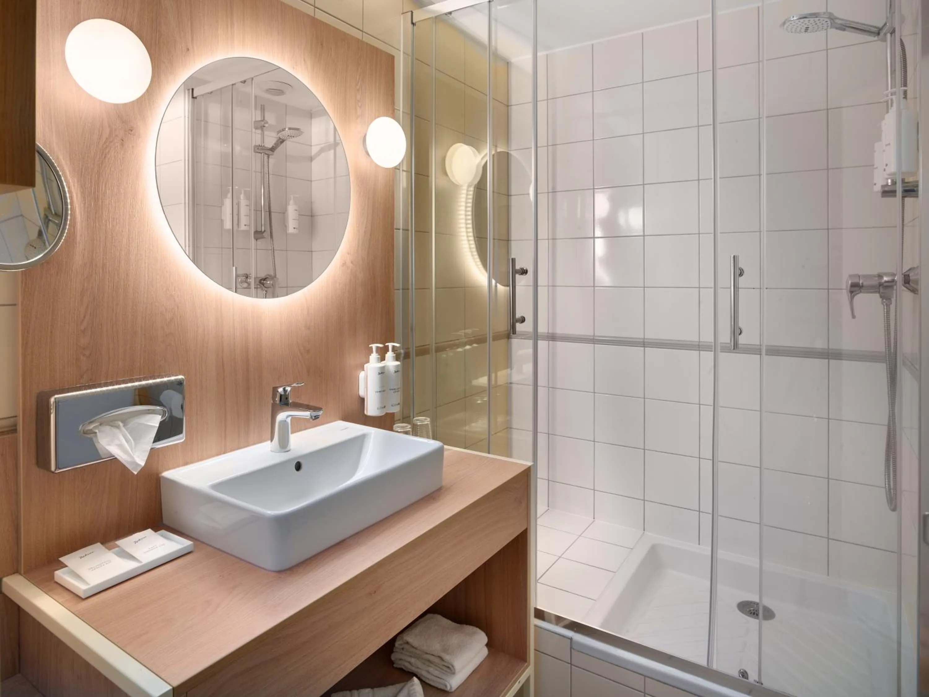 Shower in Radisson Hotel Clermont-Ferrand