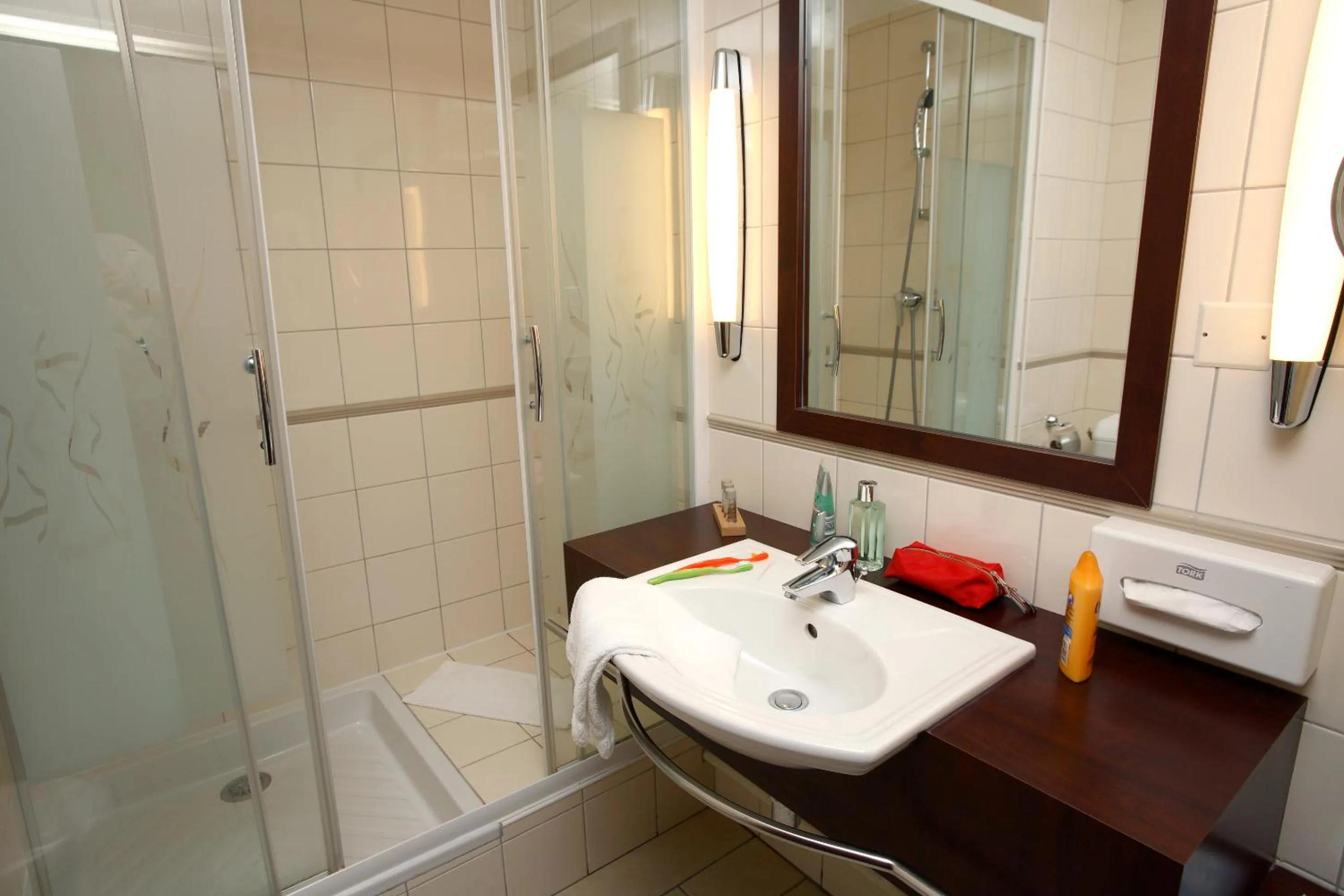 Shower in Kyriad Prestige Hotel Clermont-Ferrand