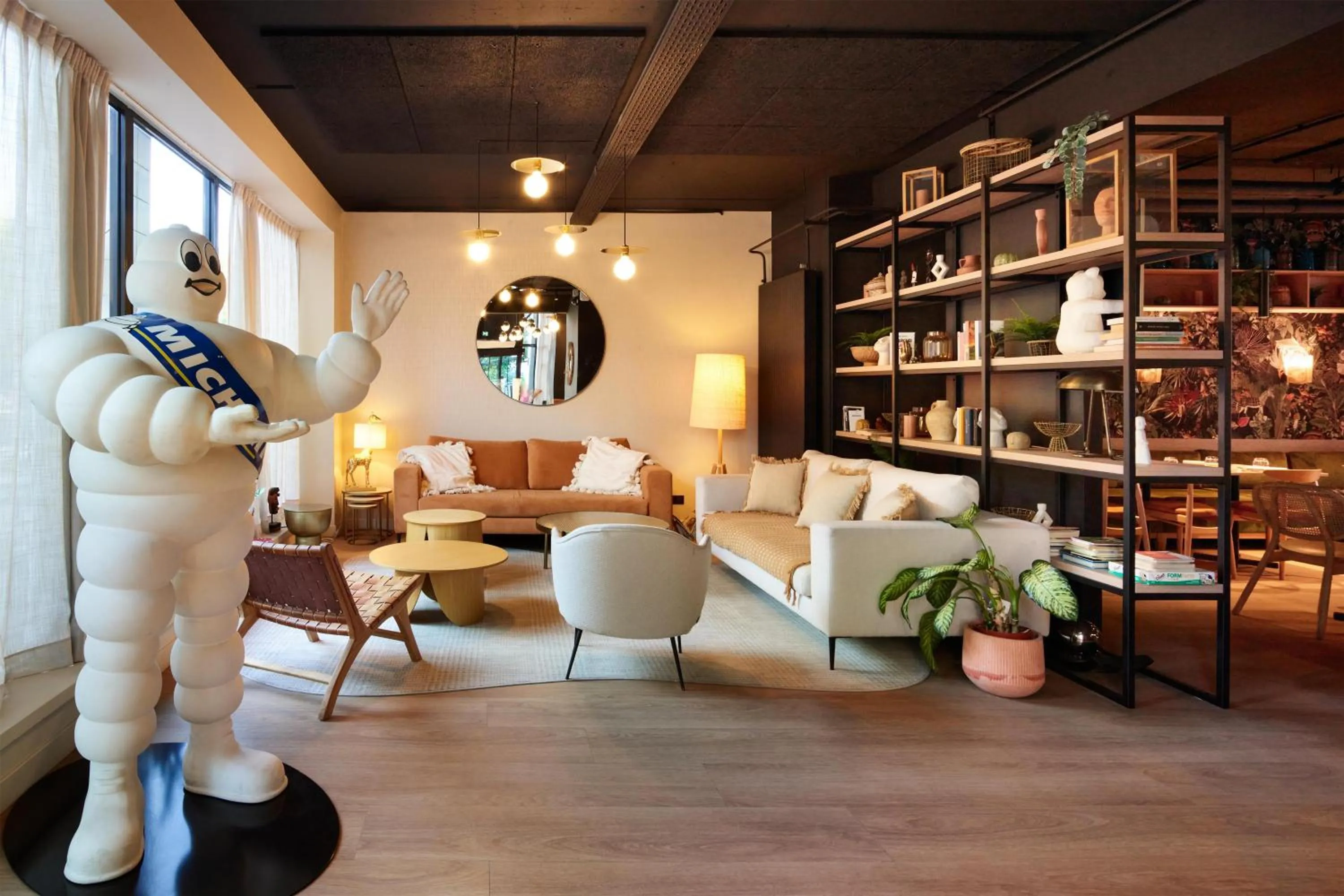 Lounge or bar in Radisson Hotel Clermont-Ferrand