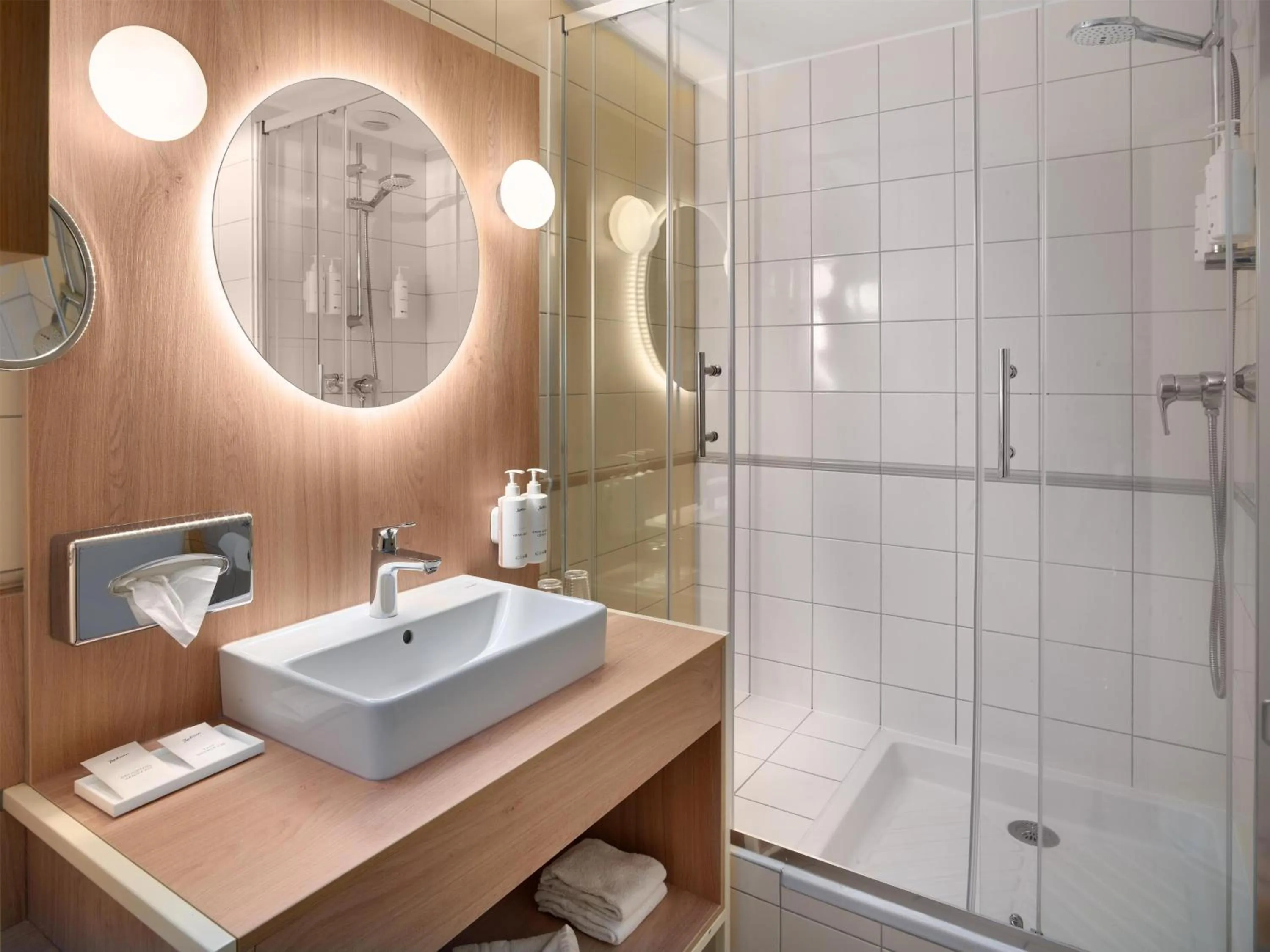 Shower in Radisson Hotel Clermont-Ferrand