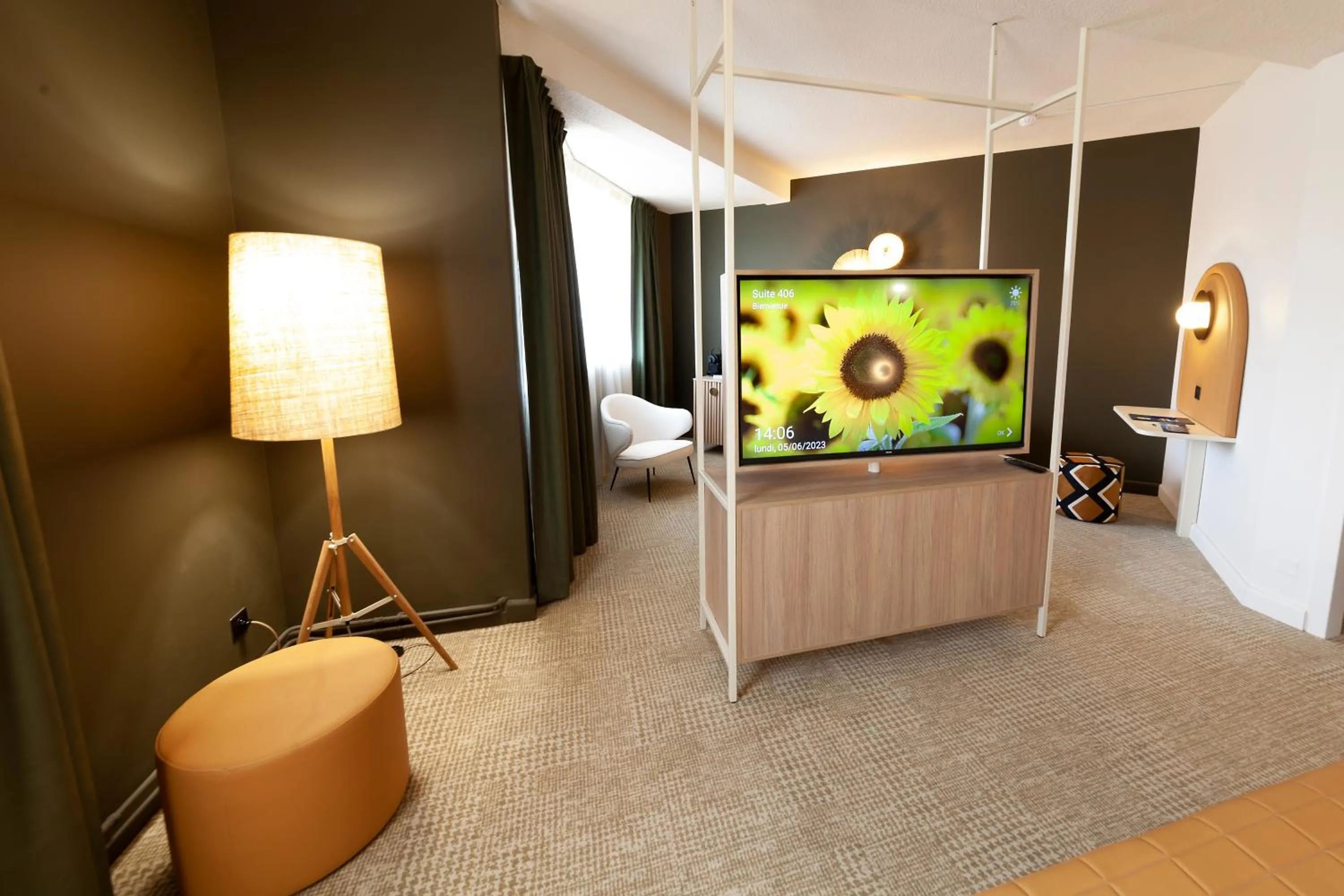 Property building, Bed in Kyriad Prestige Hotel Clermont-Ferrand