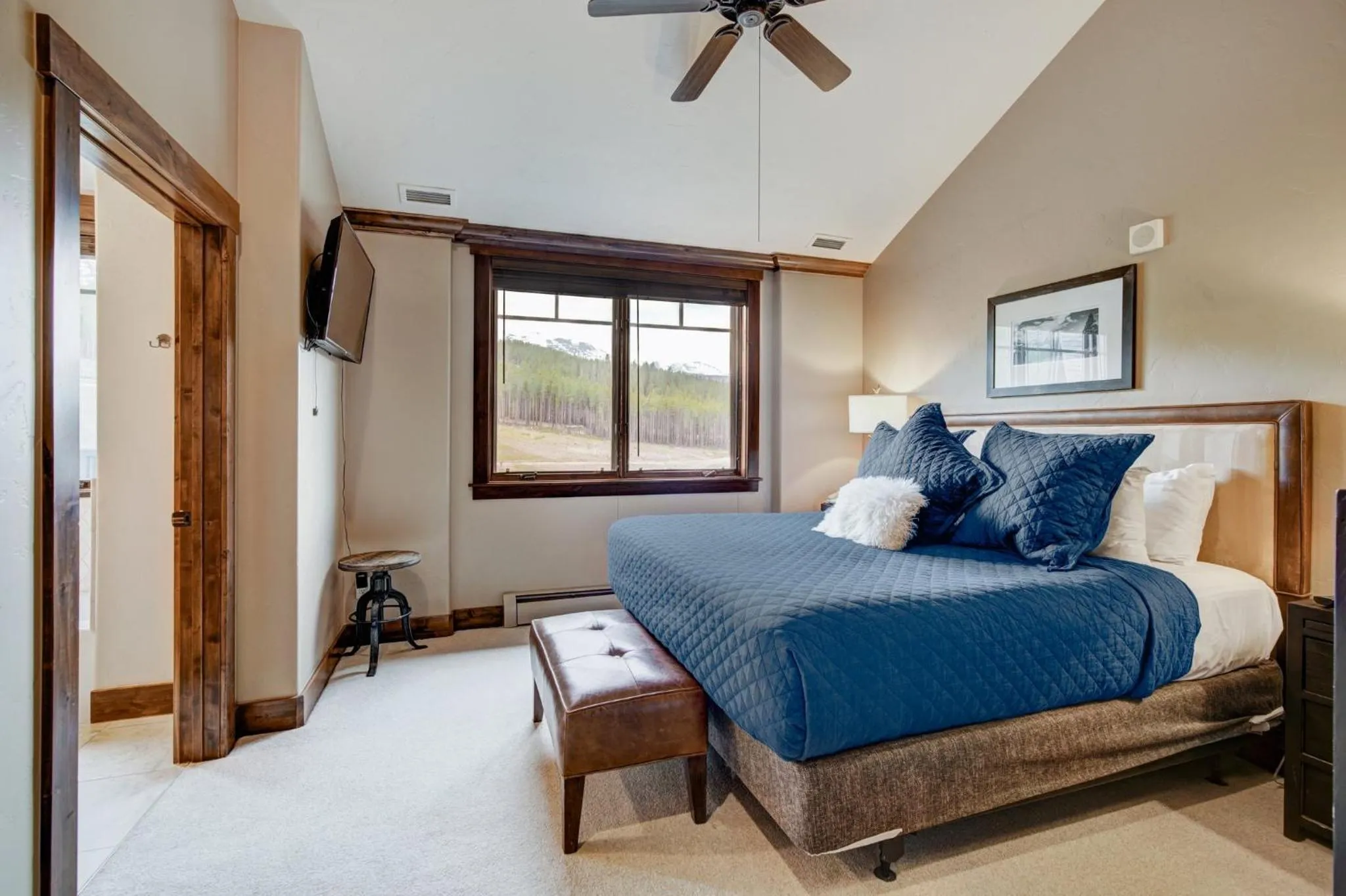 Bedroom, Bed in Crystal Peak Lodge By Vail Resorts