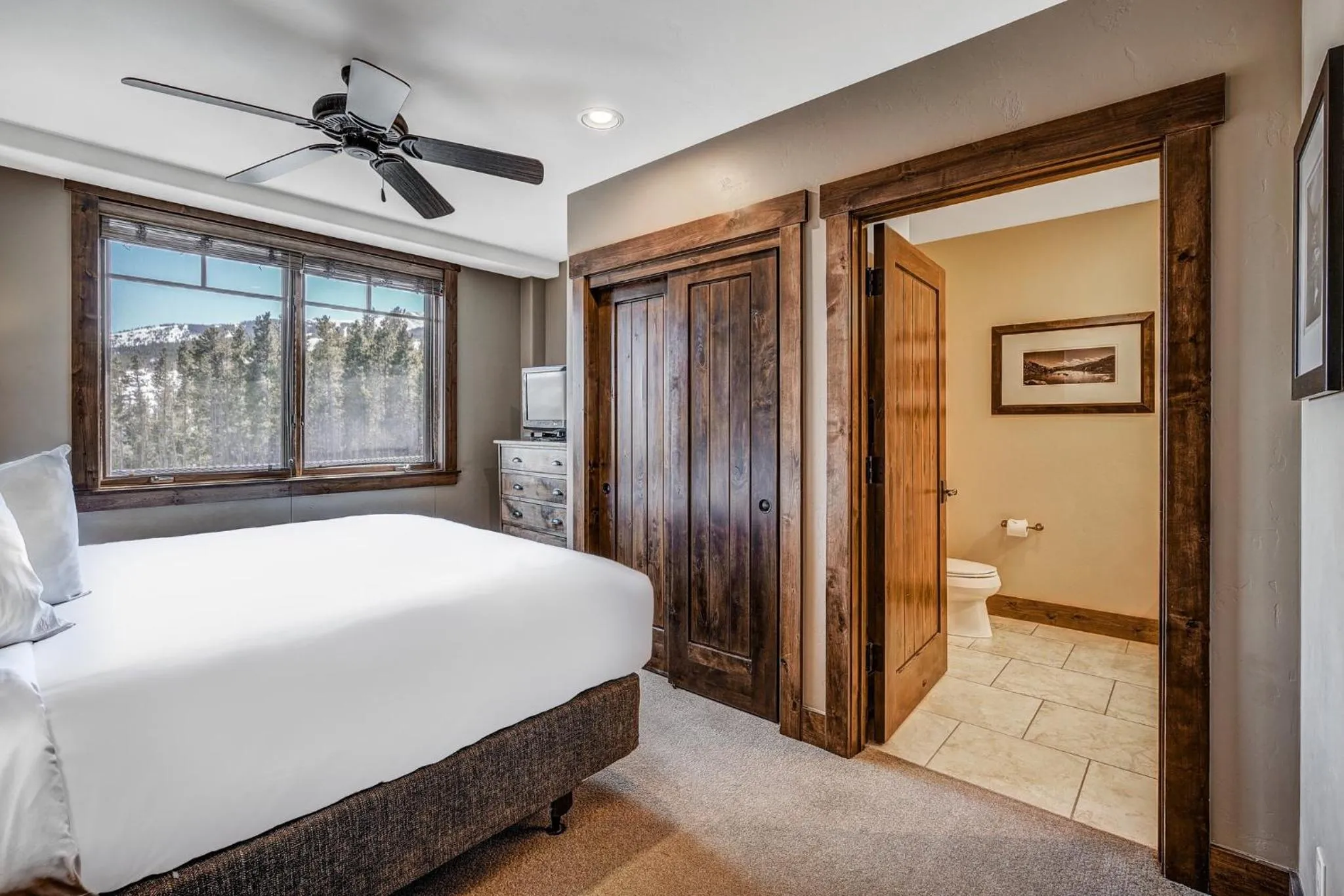 Bedroom, Bed in Crystal Peak Lodge By Vail Resorts