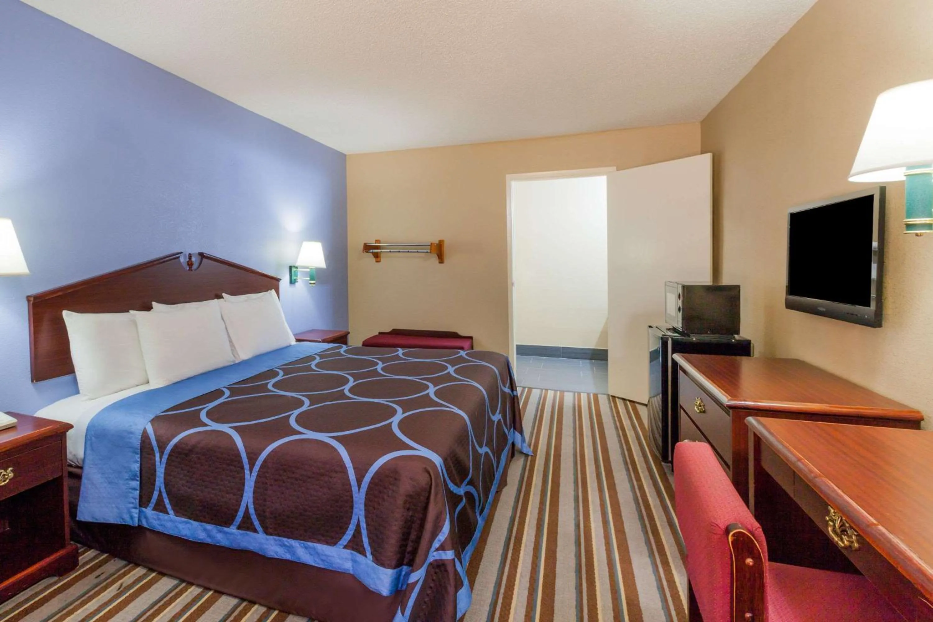 Bed in Super 8 by Wyndham Mt. Pleasant TX