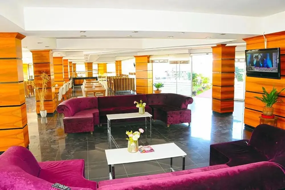 Communal lounge/ TV room in Expo Park Hotel