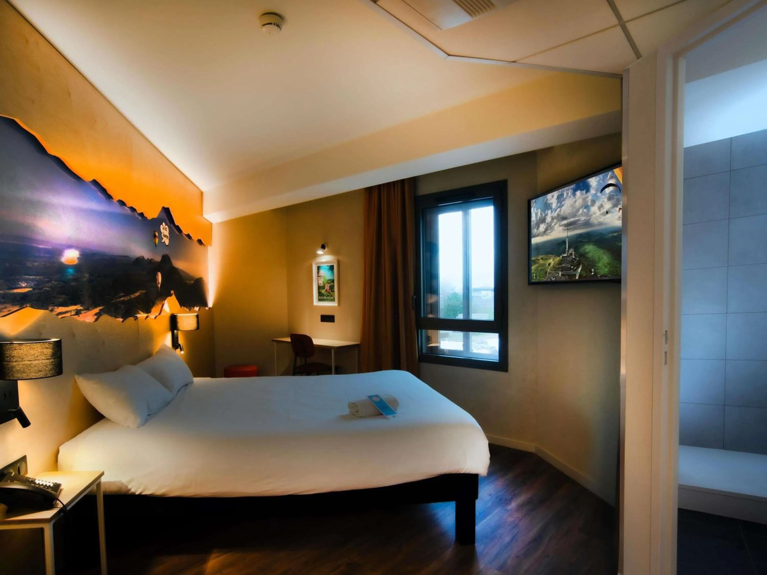 Bedroom, Bed in ibis Styles Clermont-Ferrand Aéroport