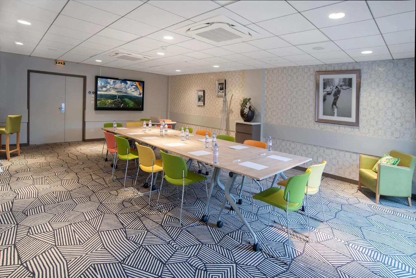 Communal lounge/ TV room in ibis Styles Clermont-Ferrand Aéroport