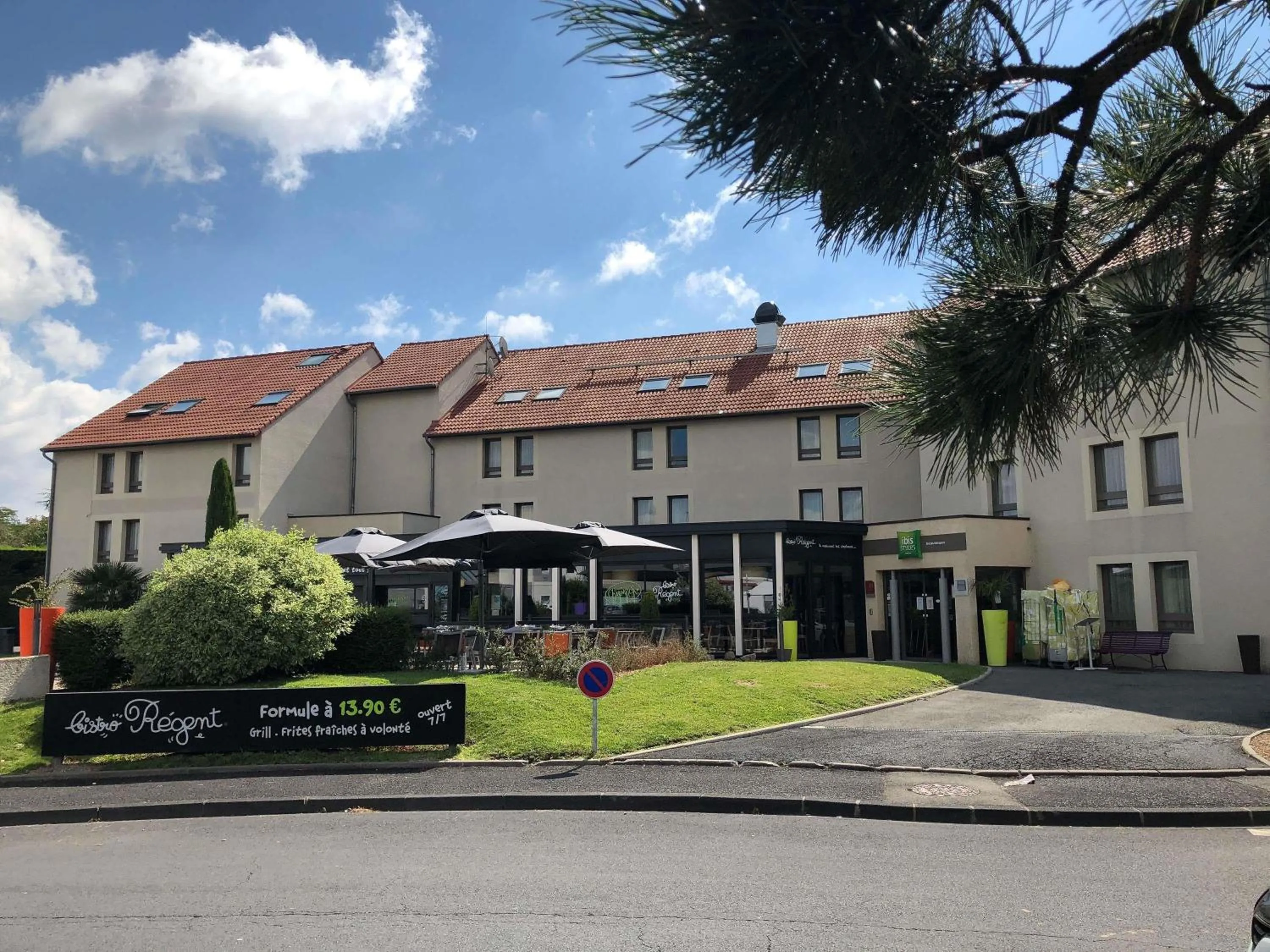 Property building in ibis Styles Clermont-Ferrand Aéroport