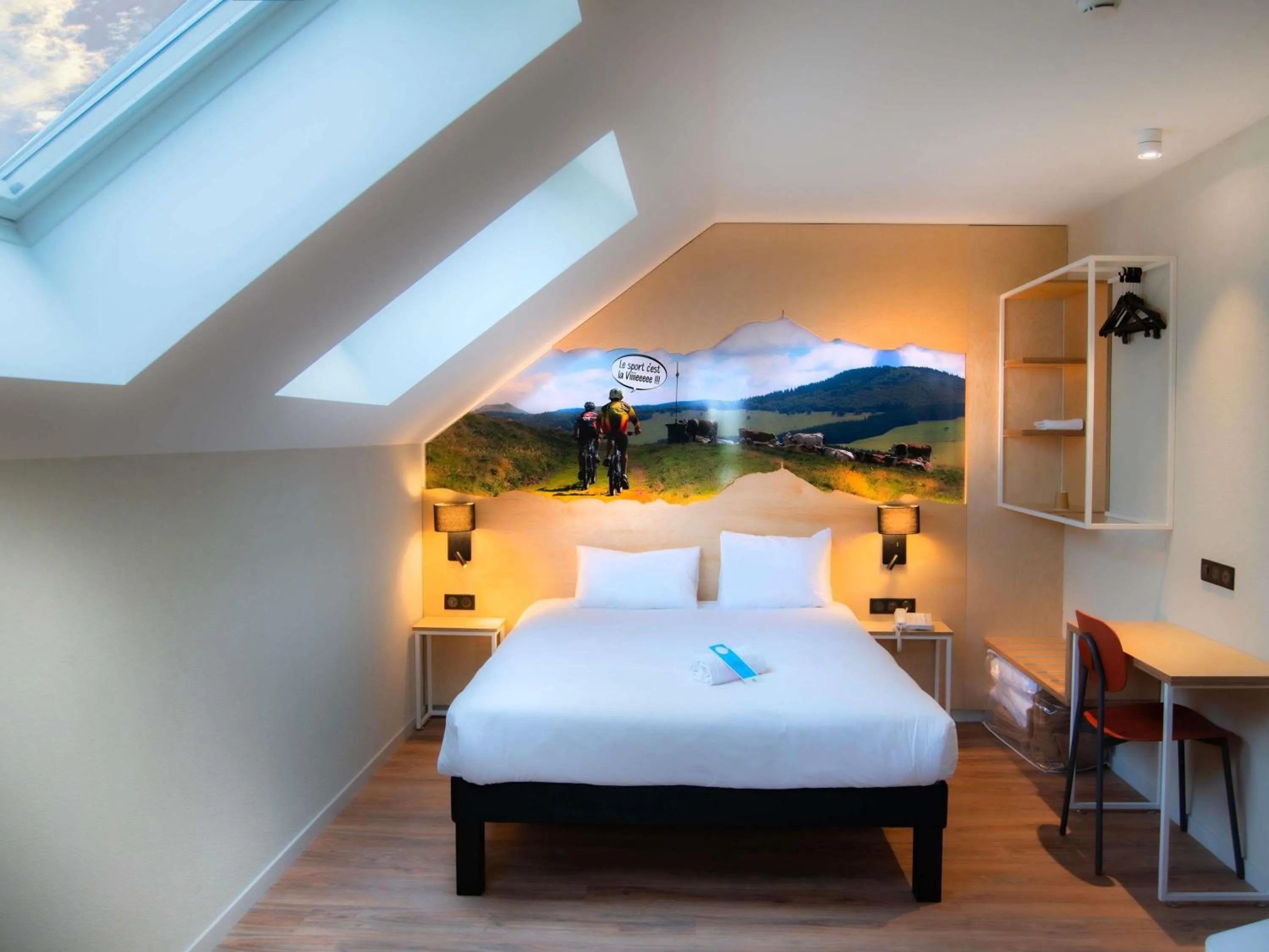 Bedroom, Bed in ibis Styles Clermont-Ferrand Aéroport