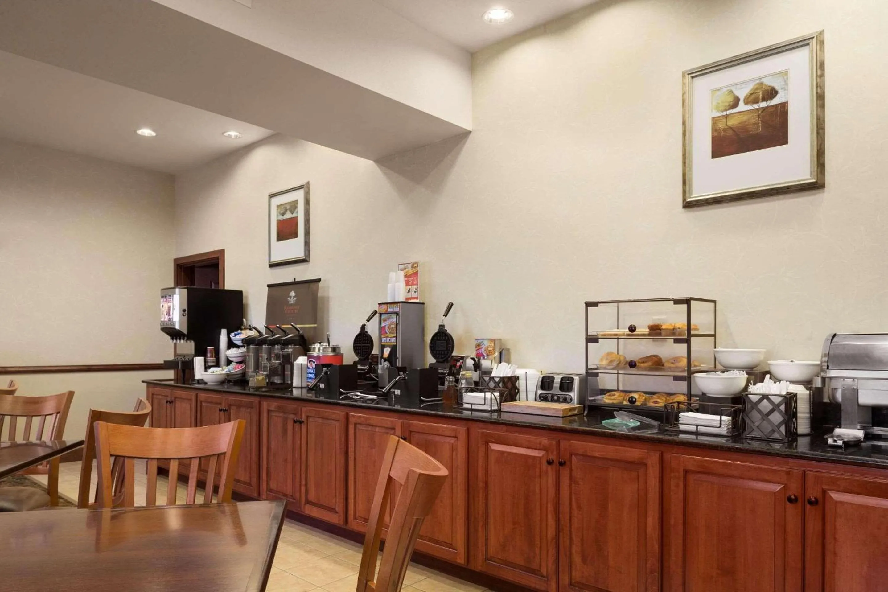 Breakfast in Country Inn & Suites by Radisson, Crestview, FL