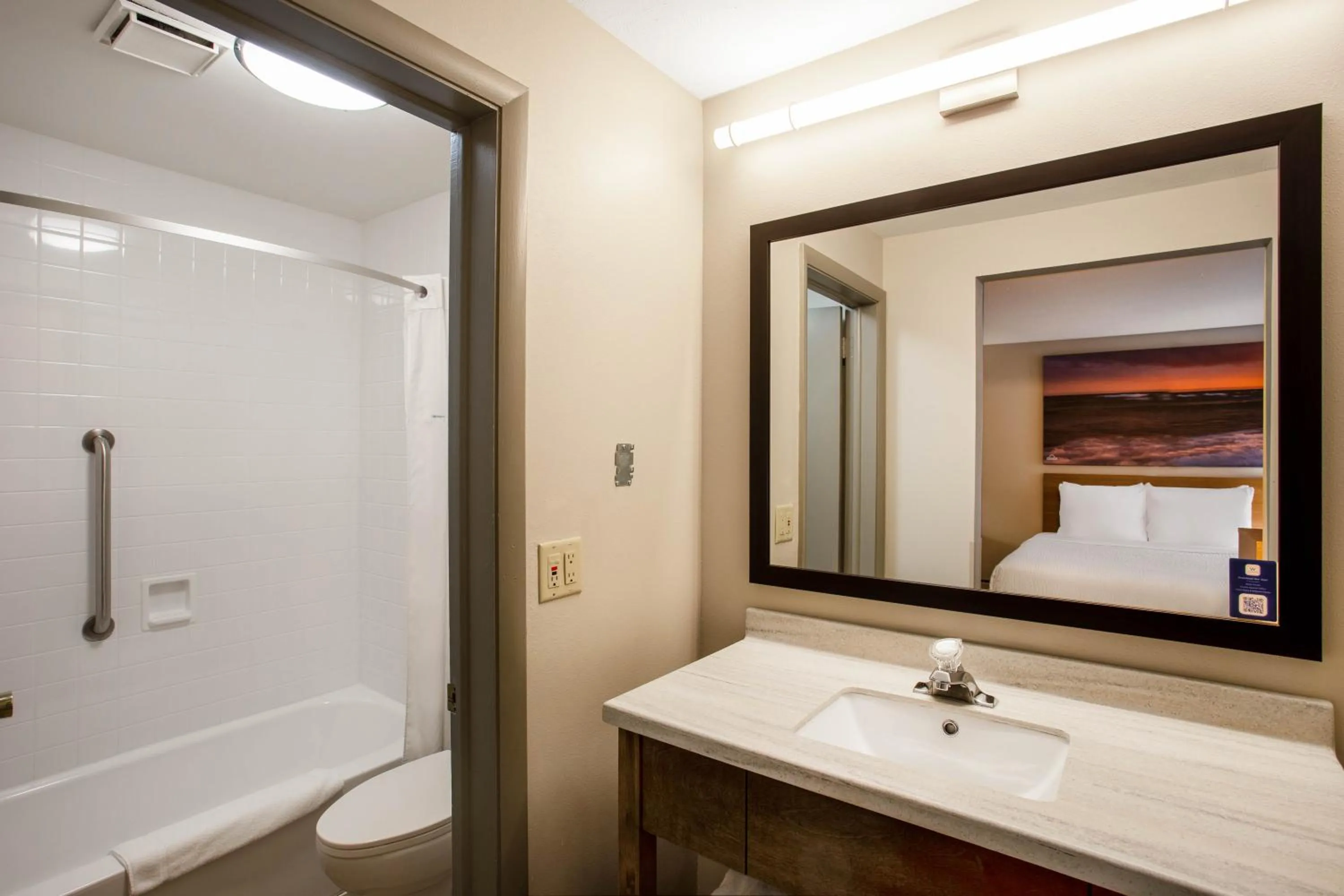 Bathroom, Bed in Days Inn by Wyndham Marquette