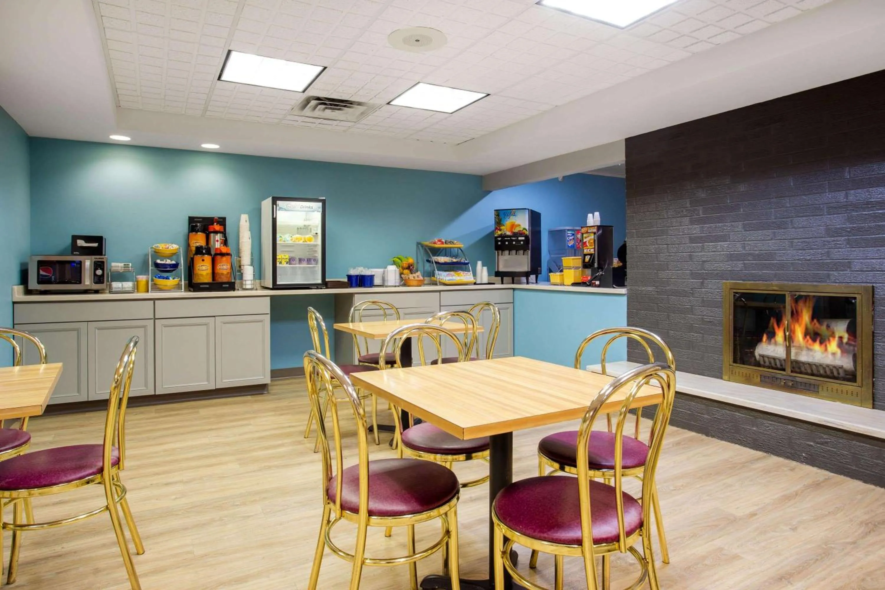 Restaurant/places to eat in Days Inn by Wyndham Marquette