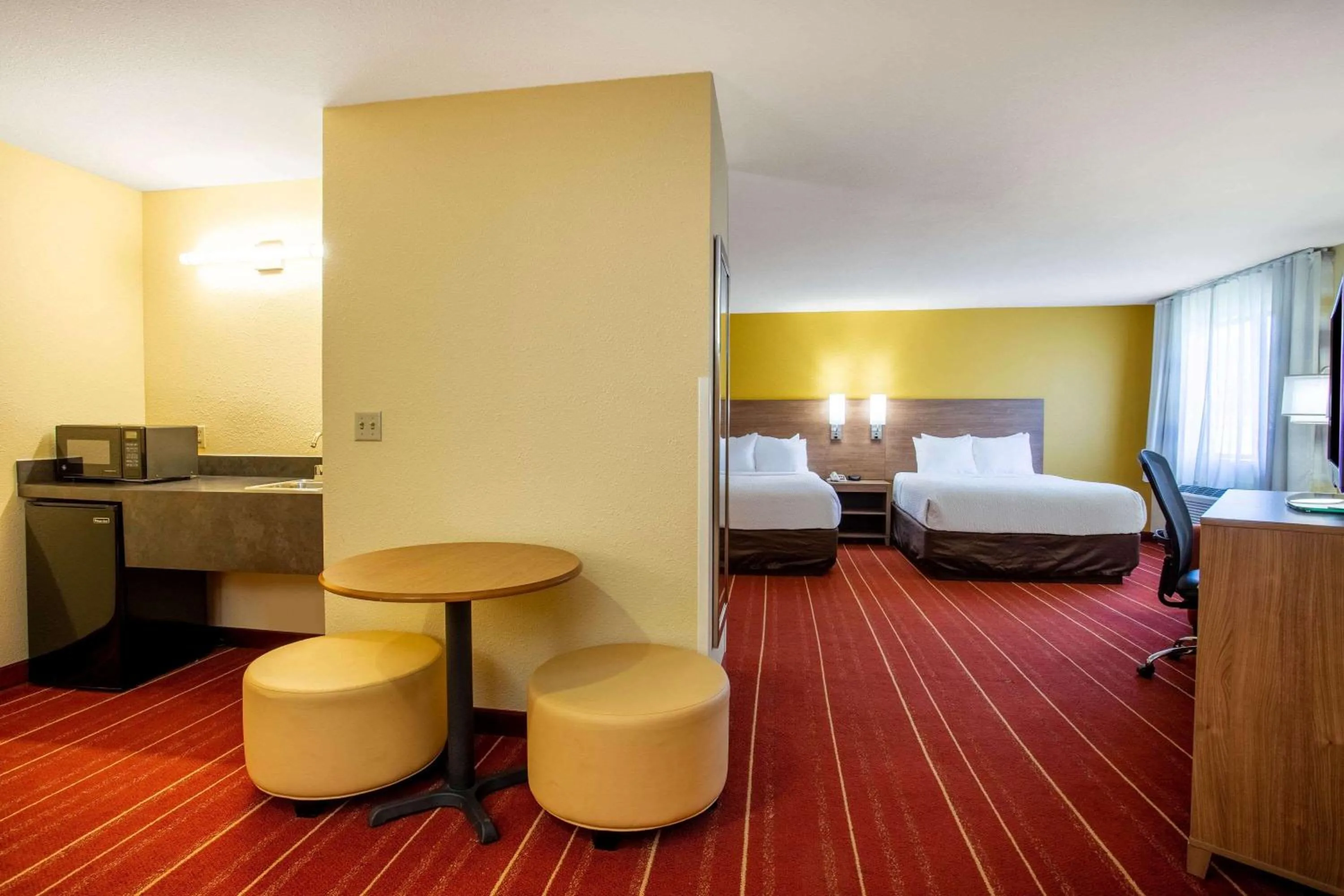 Photo of the whole room, Bed in Days Inn by Wyndham Marquette