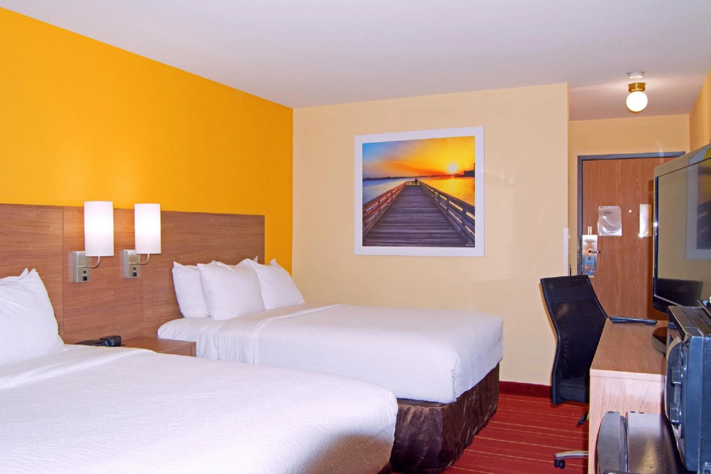 Photo of the whole room, Bed in Days Inn by Wyndham Marquette
